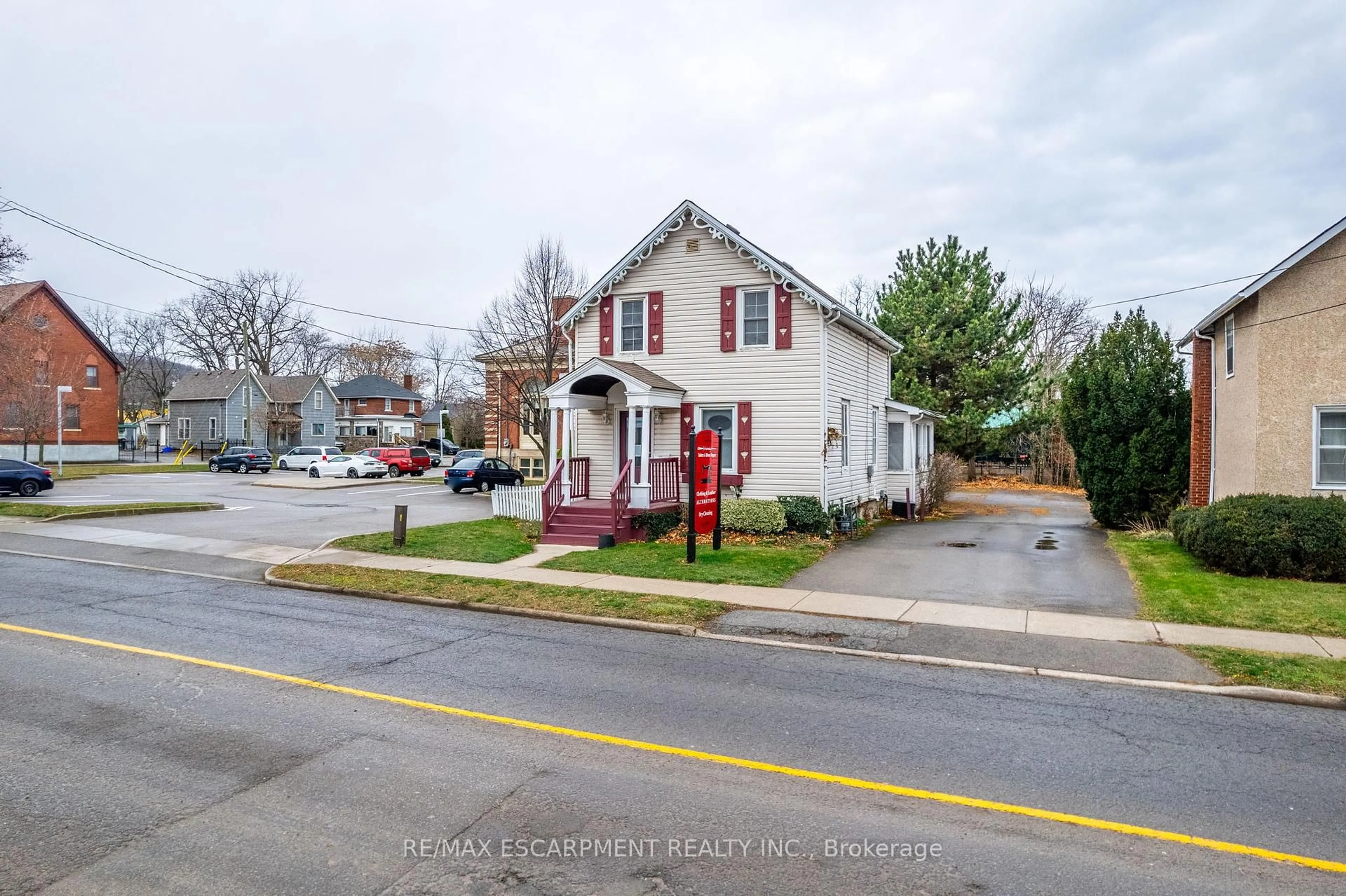 A pic from outside/outdoor area/front of a property/back of a property/a pic from drone, street for 35 Ontario St, Grimsby Ontario L3M 3H2