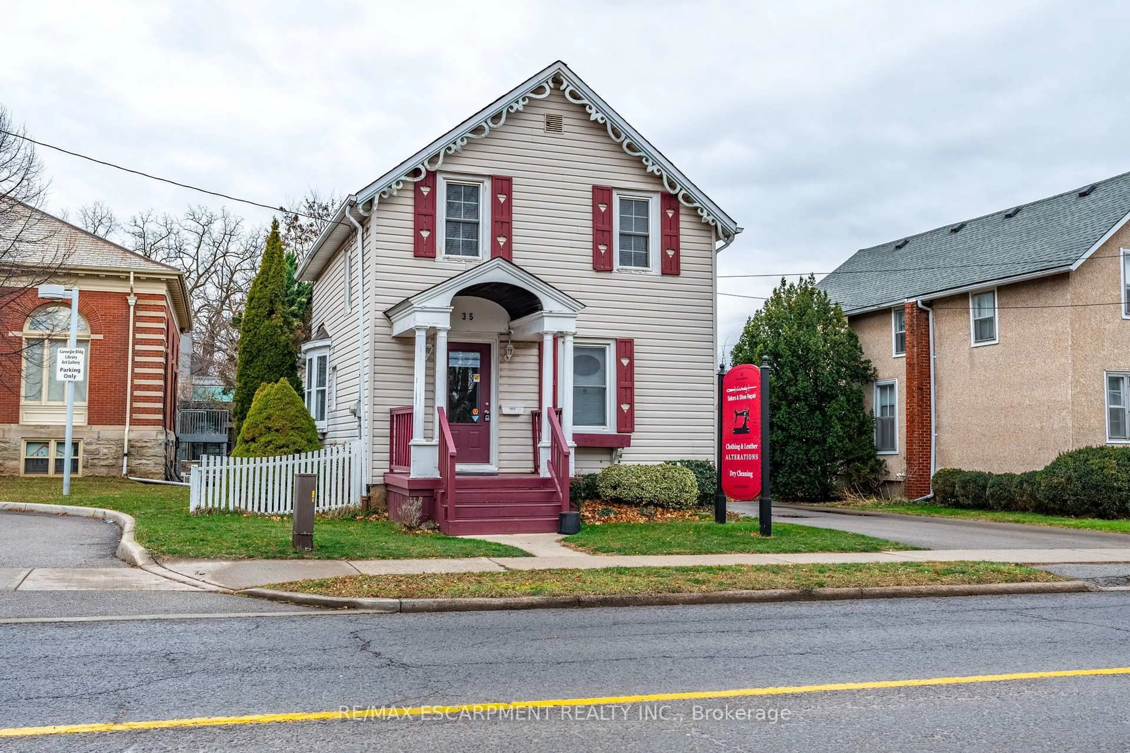 Home with brick exterior material, street for 35 Ontario St, Grimsby Ontario L3M 3H2