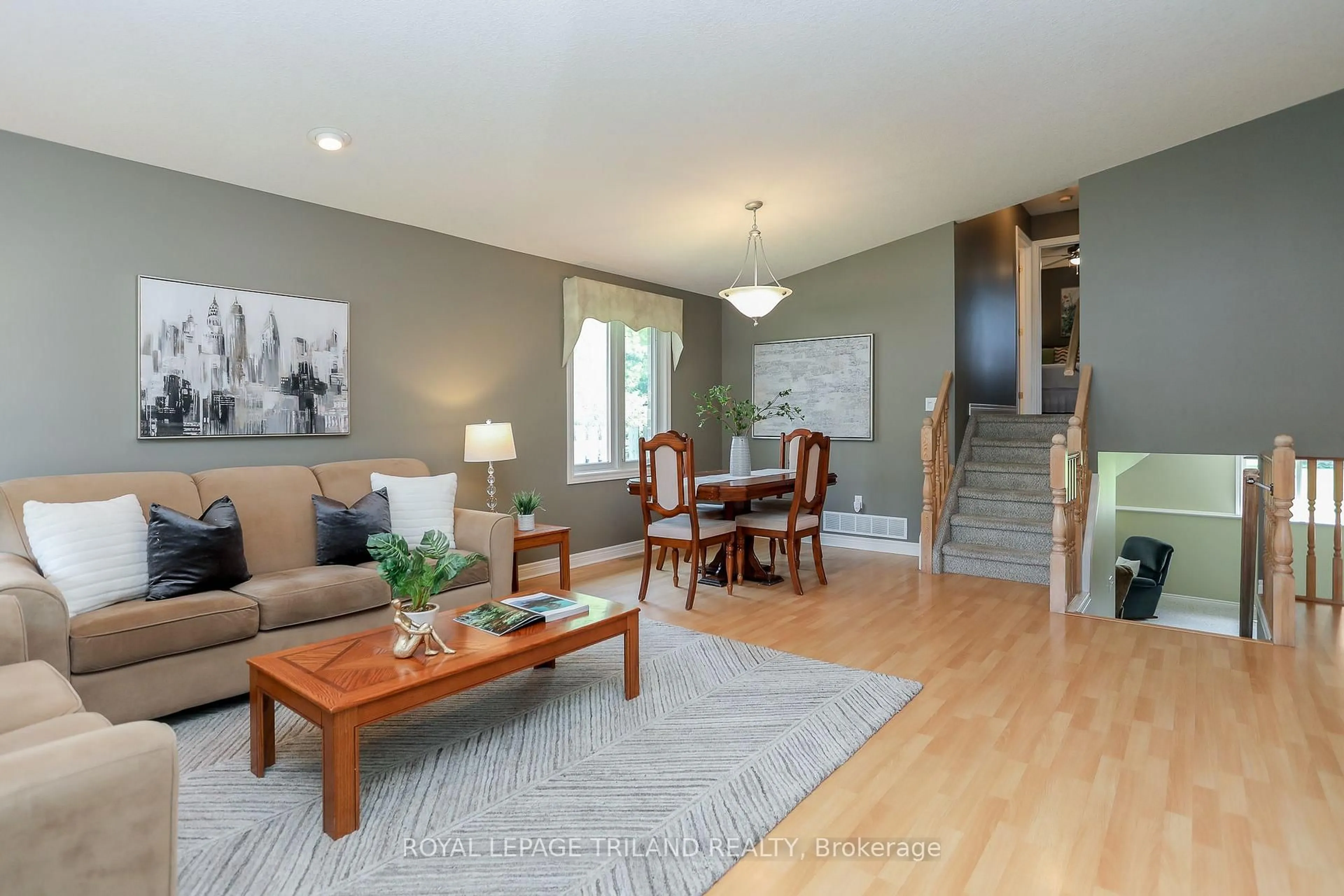 Living room with furniture, wood/laminate floor for 20 LINDEN Lane, St. Thomas Ontario N5P 4M4