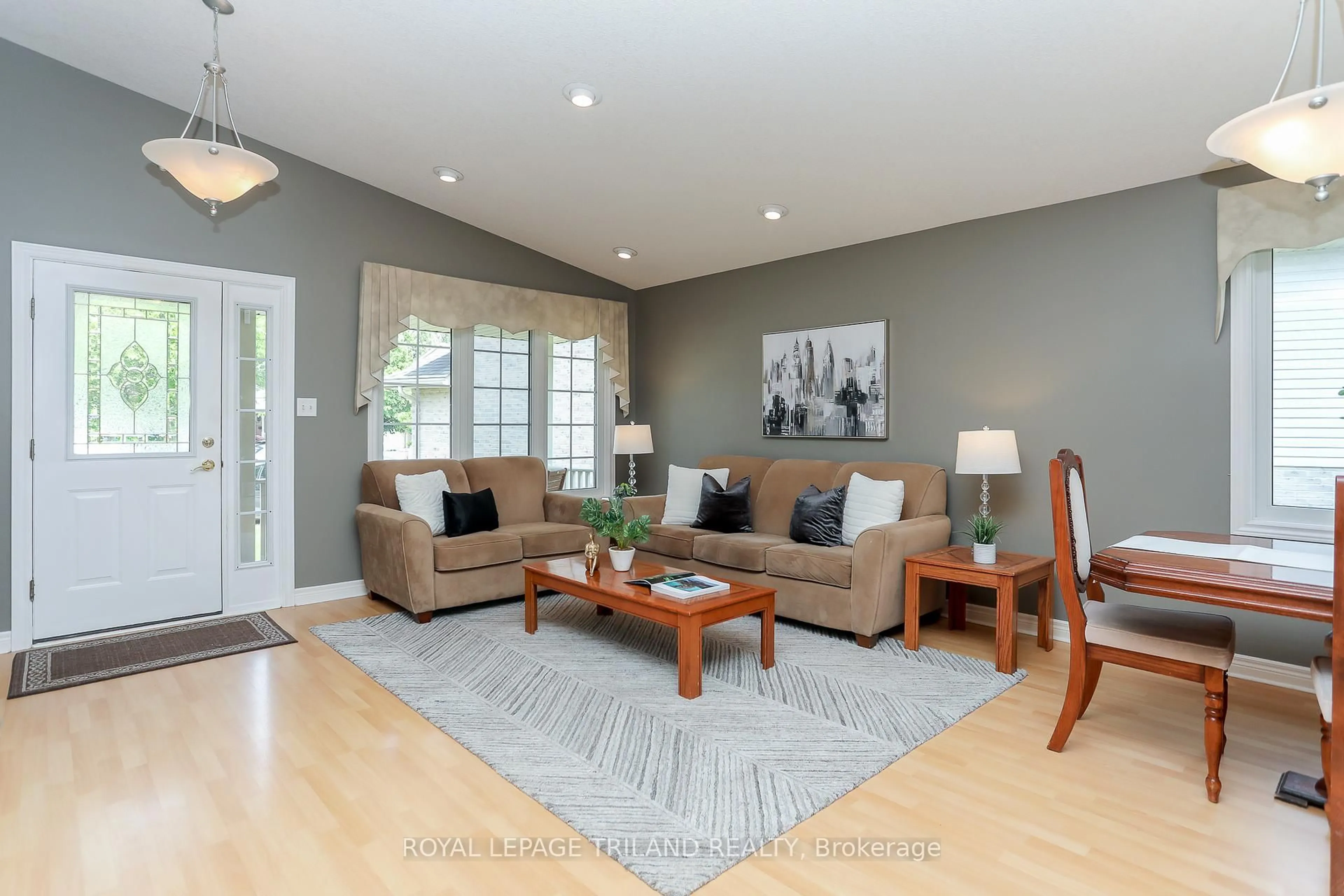 Living room with furniture, wood/laminate floor for 20 LINDEN Lane, St. Thomas Ontario N5P 4M4