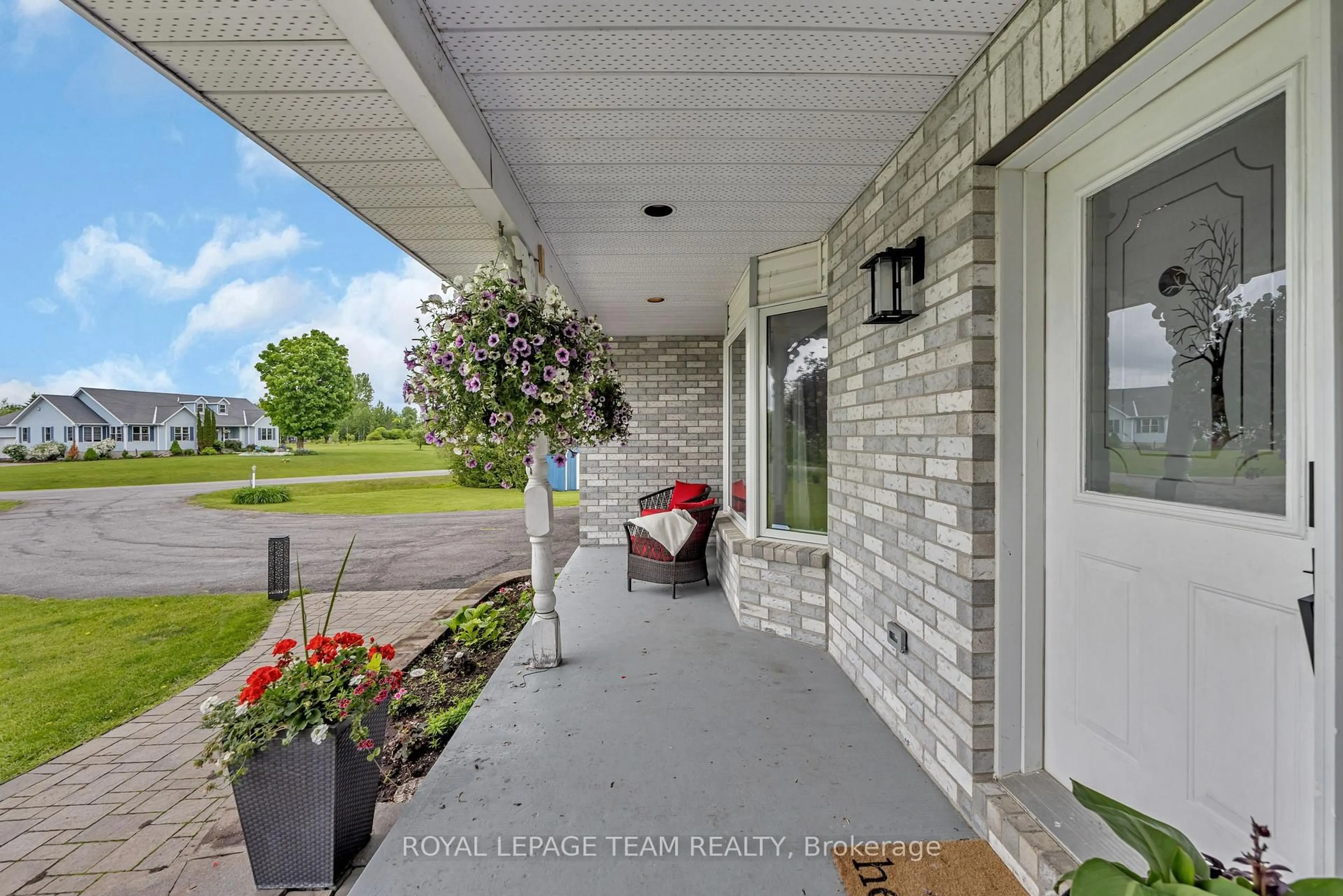 Patio, street for 118 Rushingbrook Dr, Carp Ontario K0A 1L0