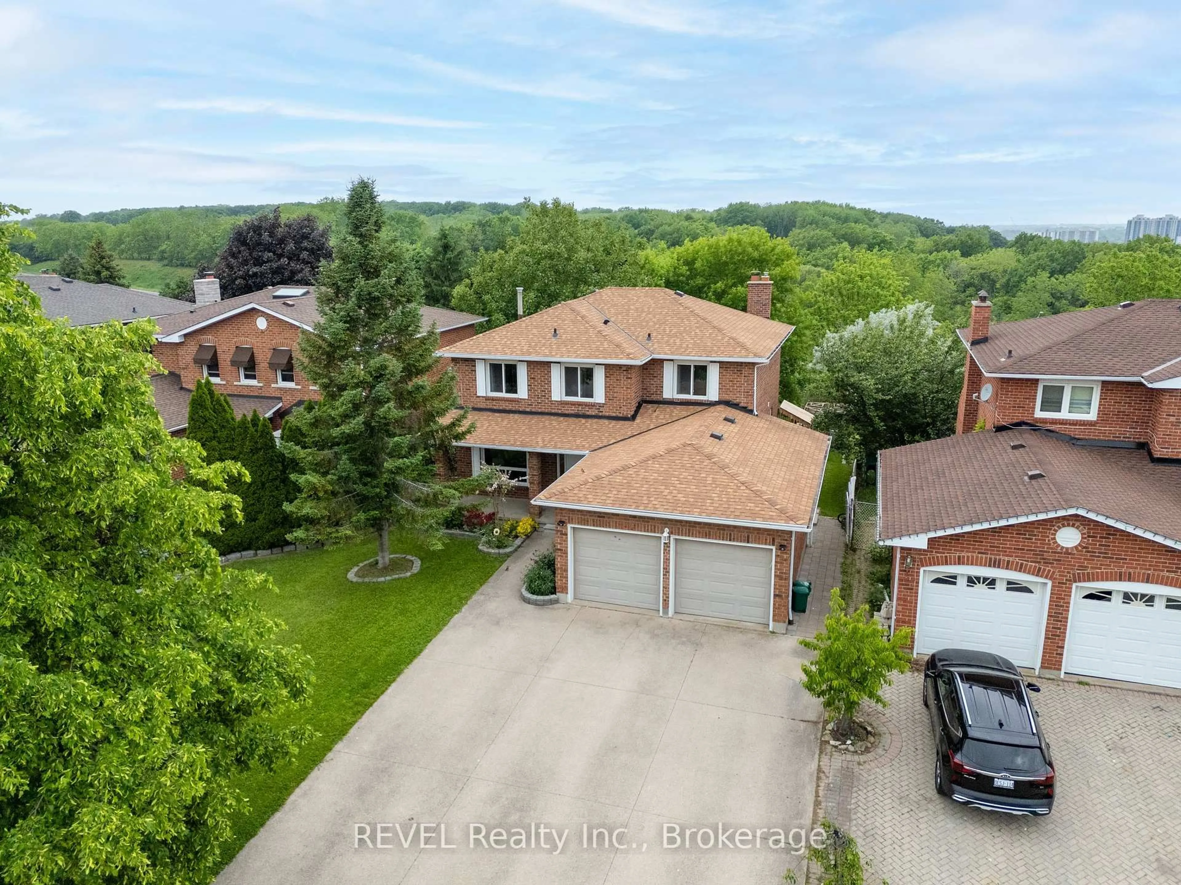 A pic from outside/outdoor area/front of a property/back of a property/a pic from drone, street for 48 Barbican Tr, St. Catharines Ontario L2T 4A3
