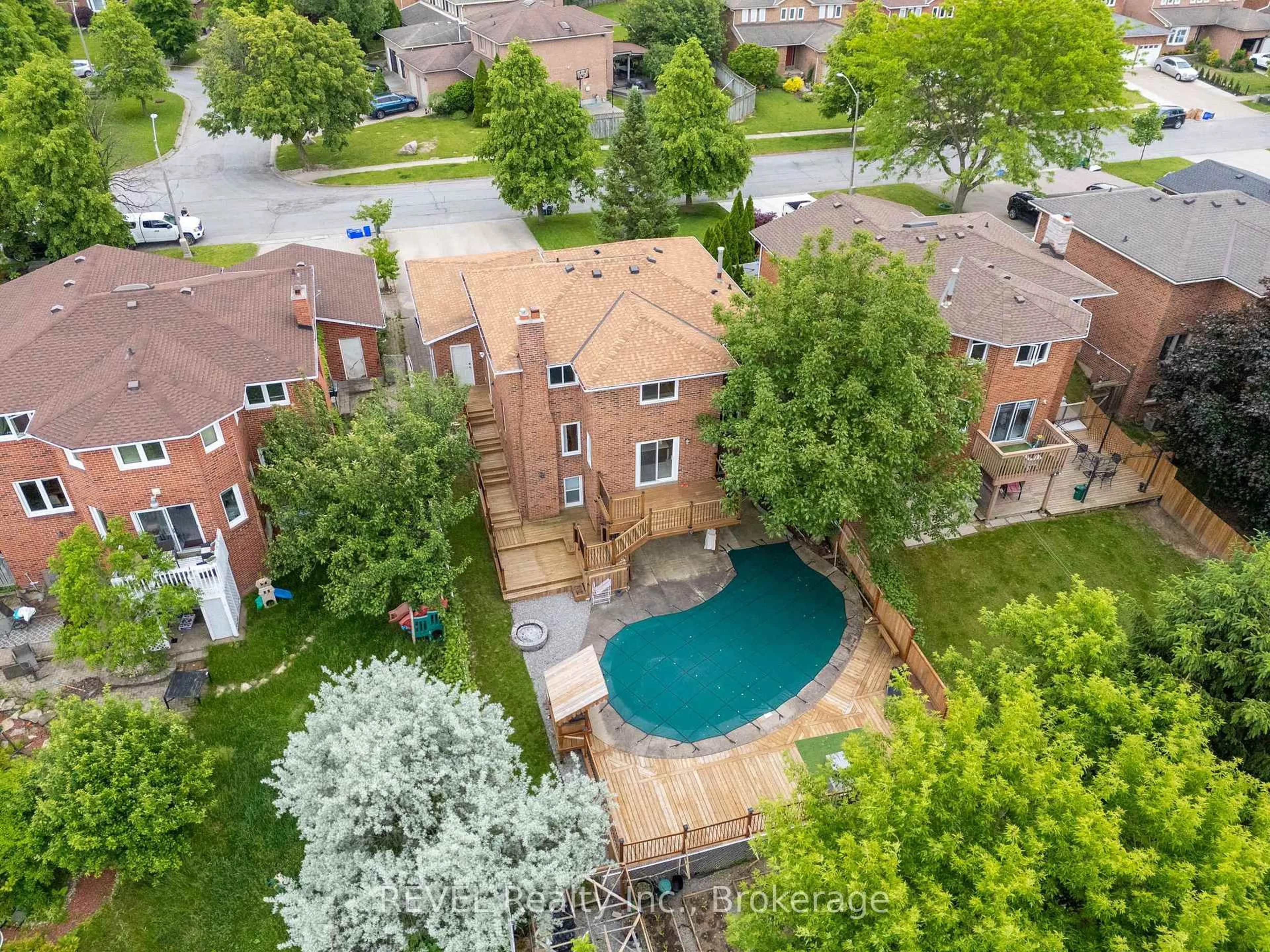 A pic from outside/outdoor area/front of a property/back of a property/a pic from drone, city buildings view from balcony for 48 Barbican Tr, St. Catharines Ontario L2T 4A3