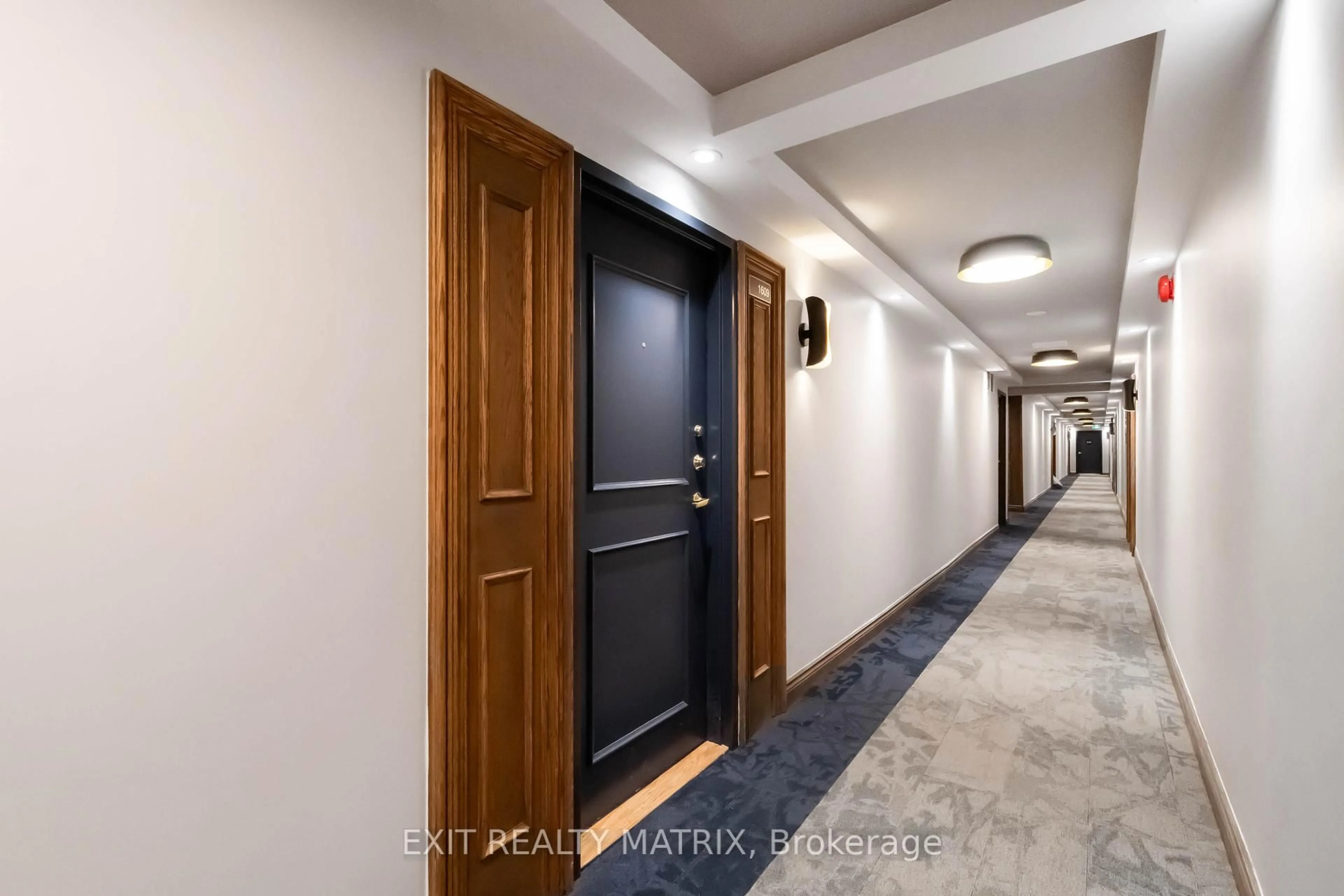 Indoor foyer for 500 Laurier Ave #1609, Ottawa Ontario K1R 5E1