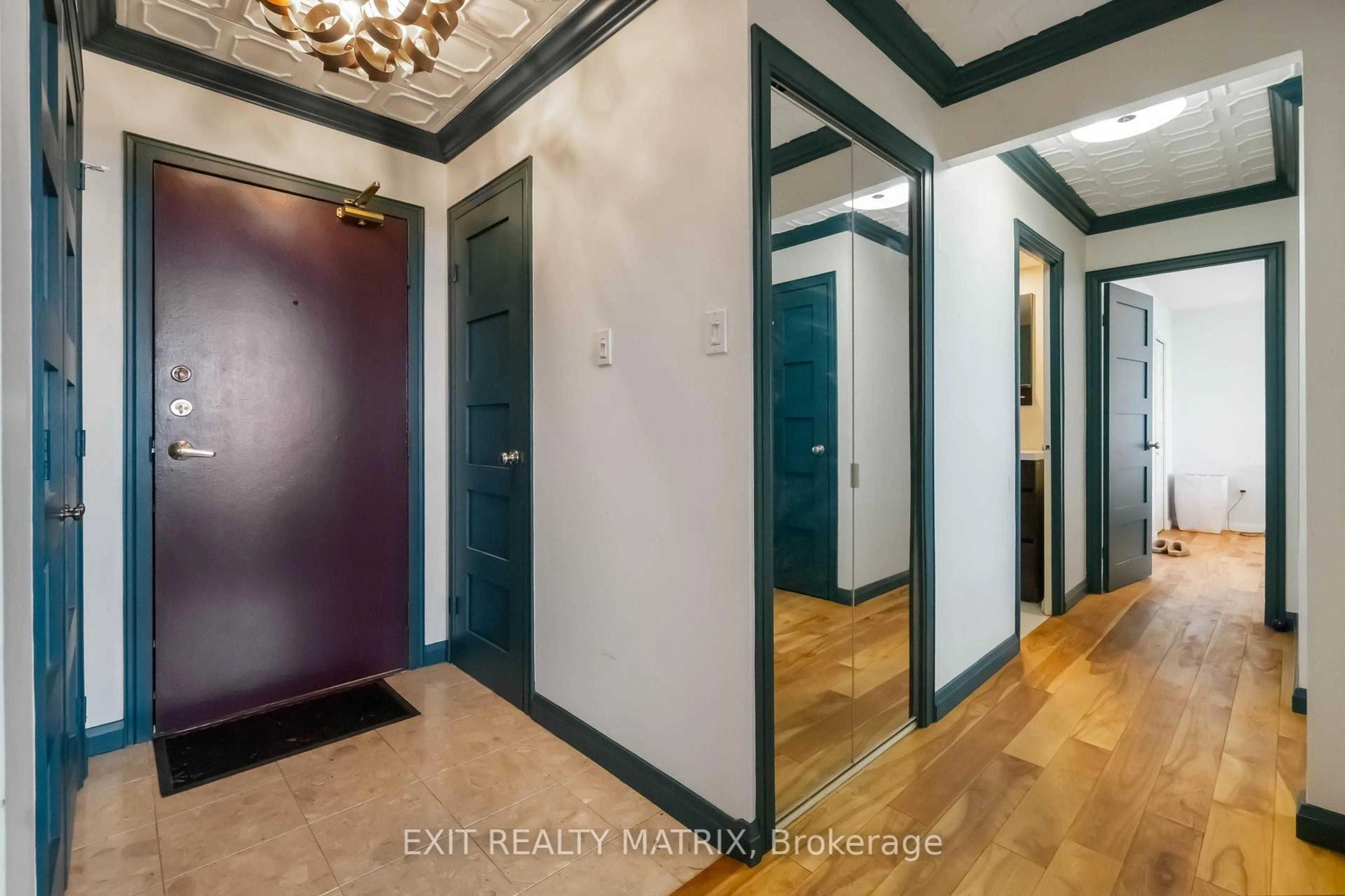 Indoor entryway for 500 Laurier Ave #1609, Ottawa Ontario K1R 5E1