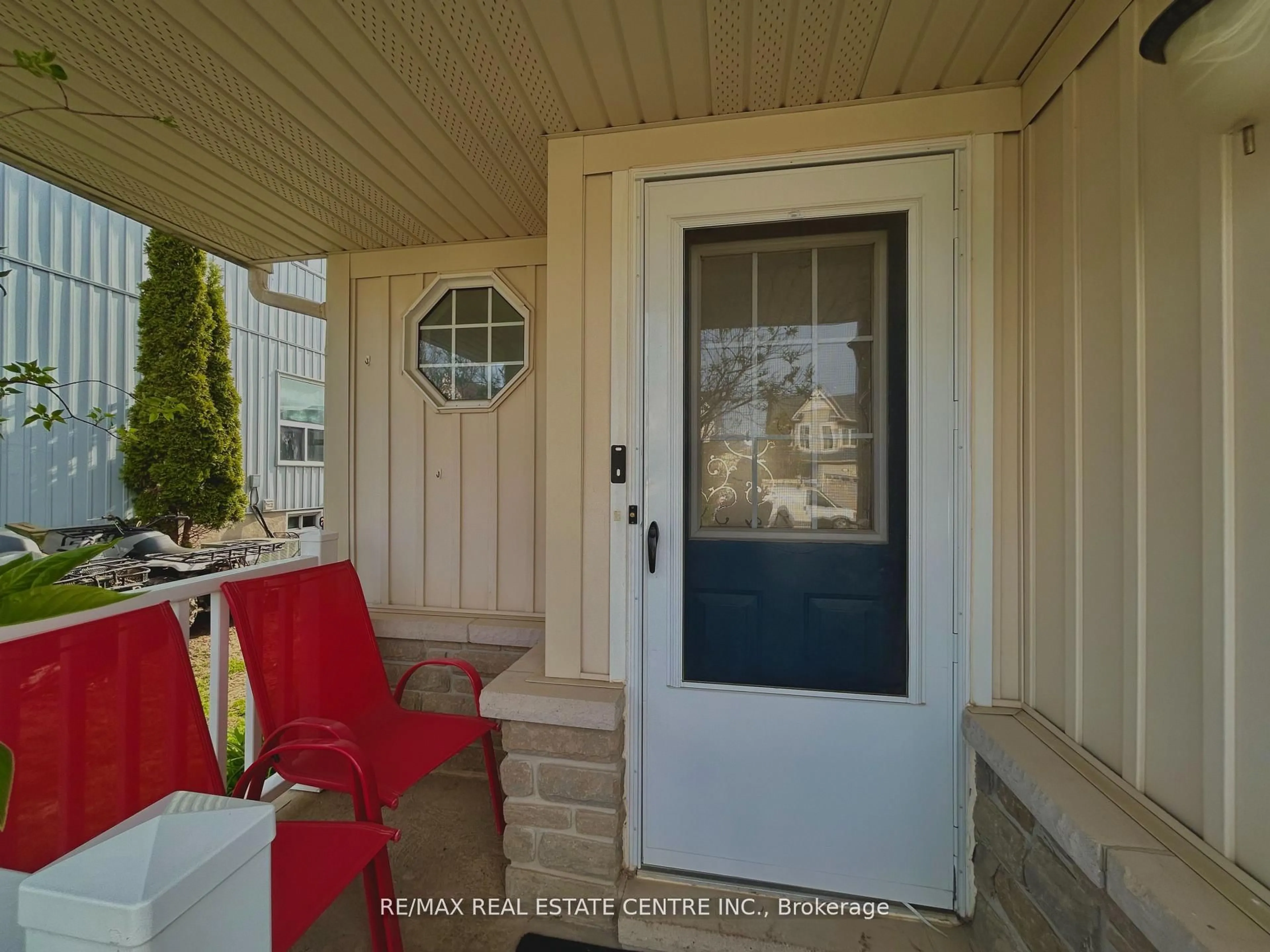 Indoor entryway for 122 Marion St, Shelburne Ontario L9V 3C2