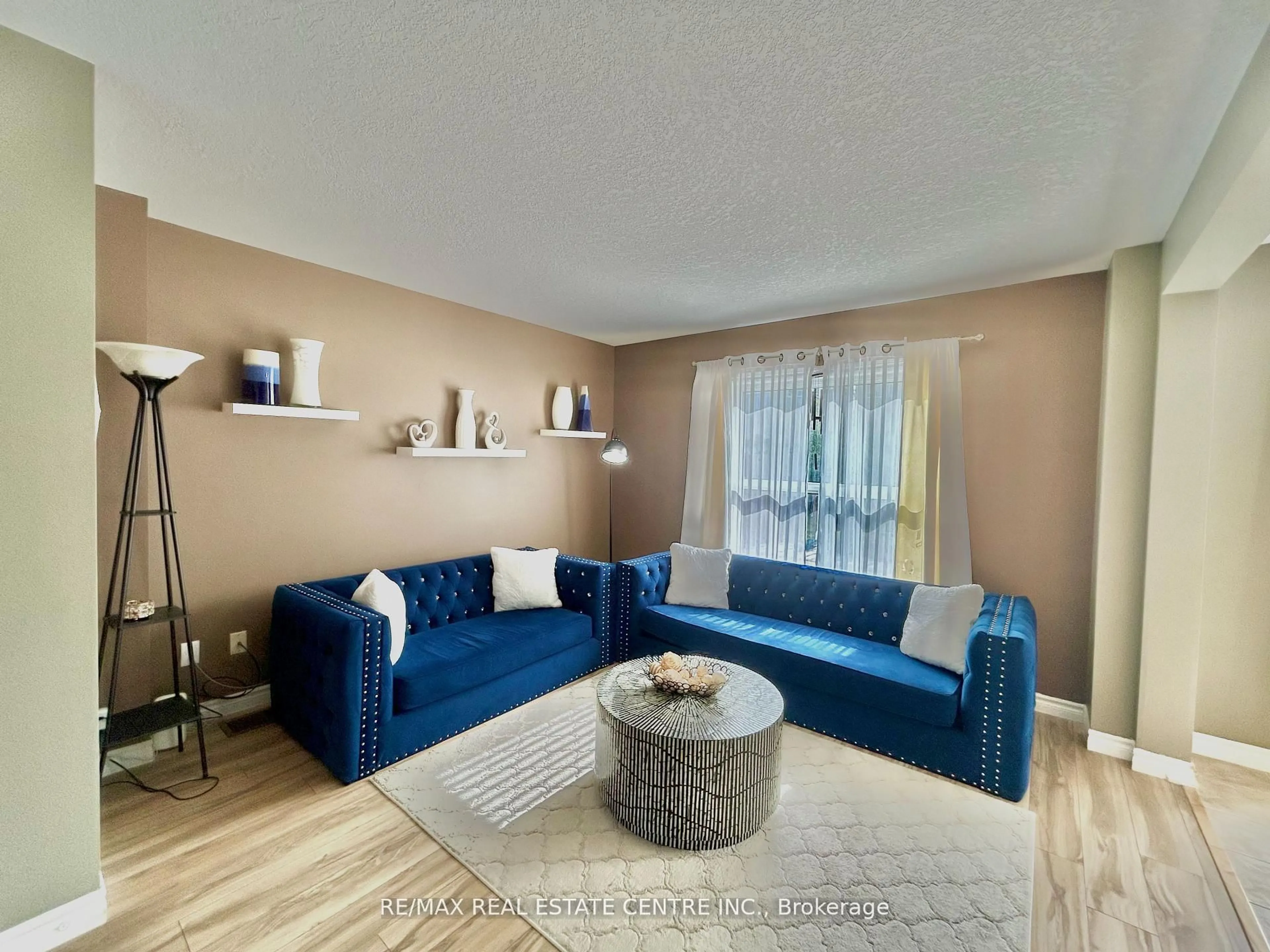 Living room with furniture, wood/laminate floor for 122 Marion St, Shelburne Ontario L9V 3C2