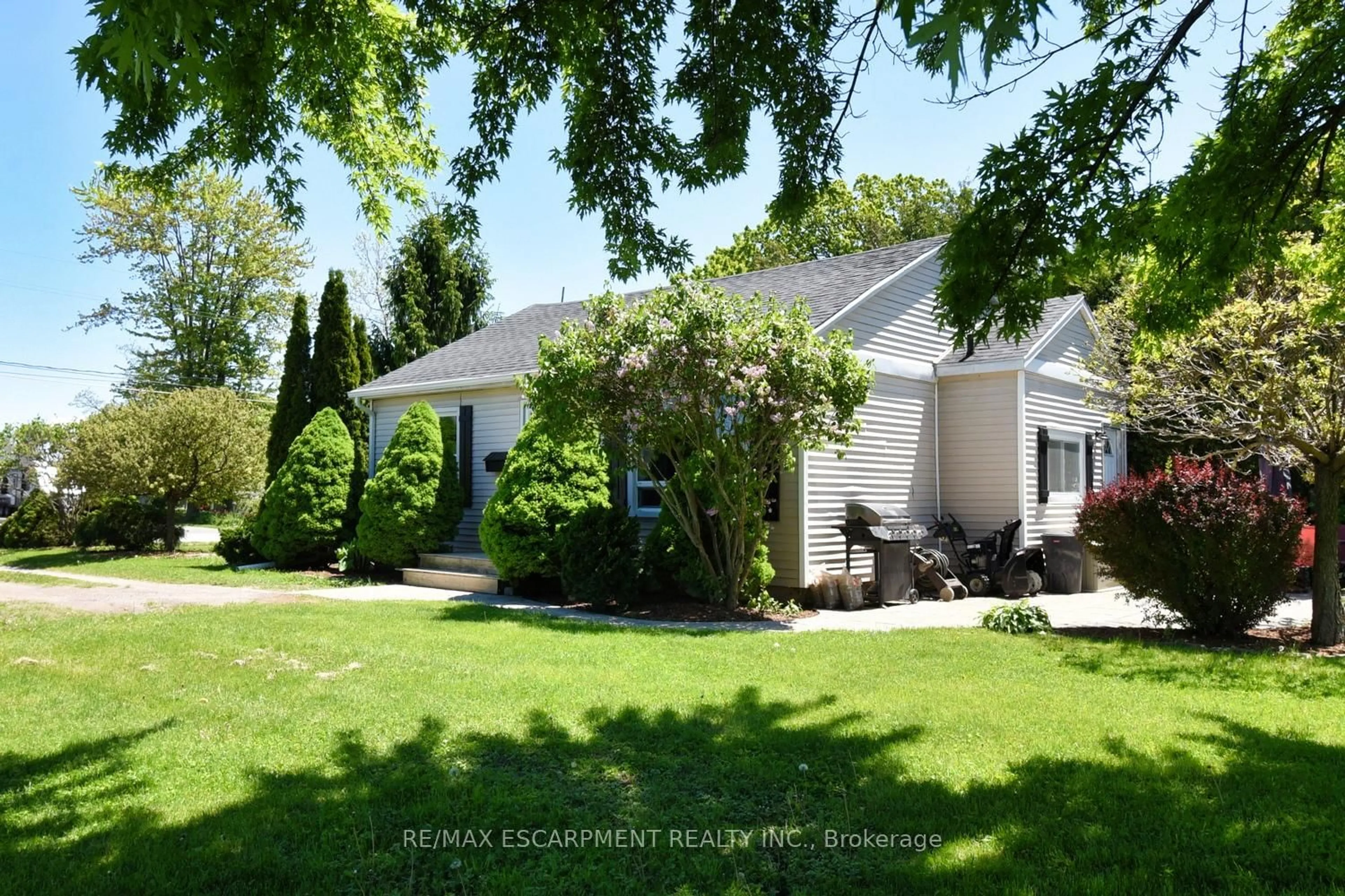 A pic from outside/outdoor area/front of a property/back of a property/a pic from drone, street for 3674 Campden Rd, Lincoln Ontario L0R 1G0