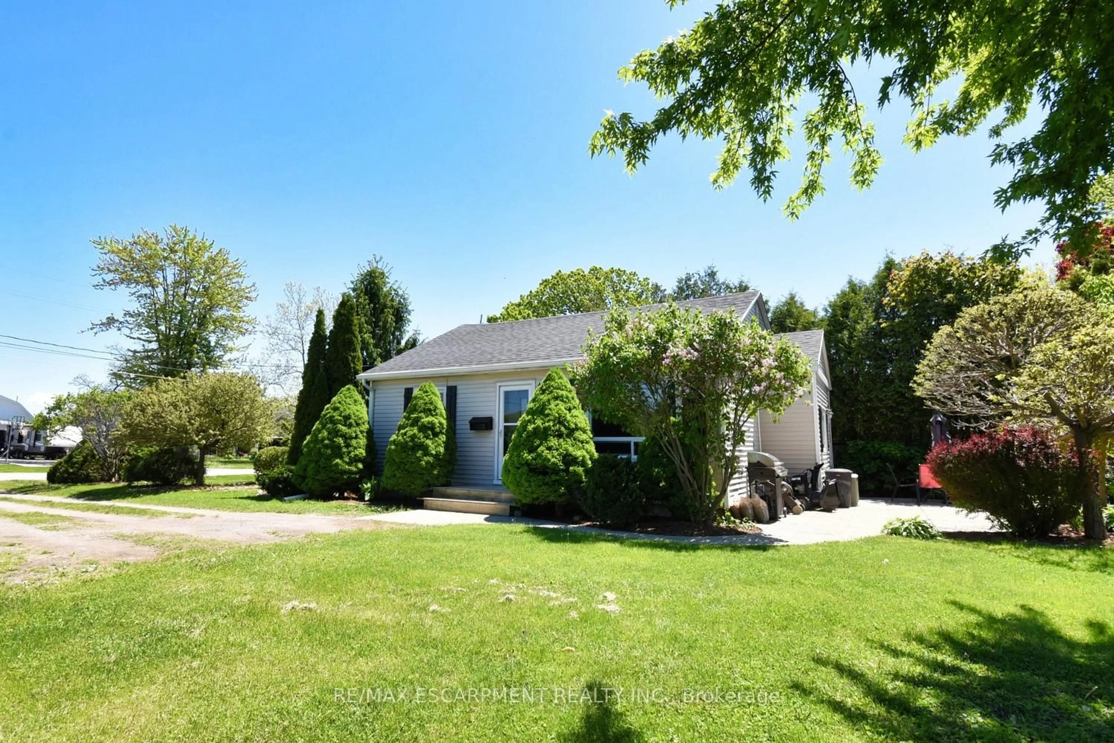 A pic from outside/outdoor area/front of a property/back of a property/a pic from drone, street for 3674 Campden Rd, Lincoln Ontario L0R 1G0