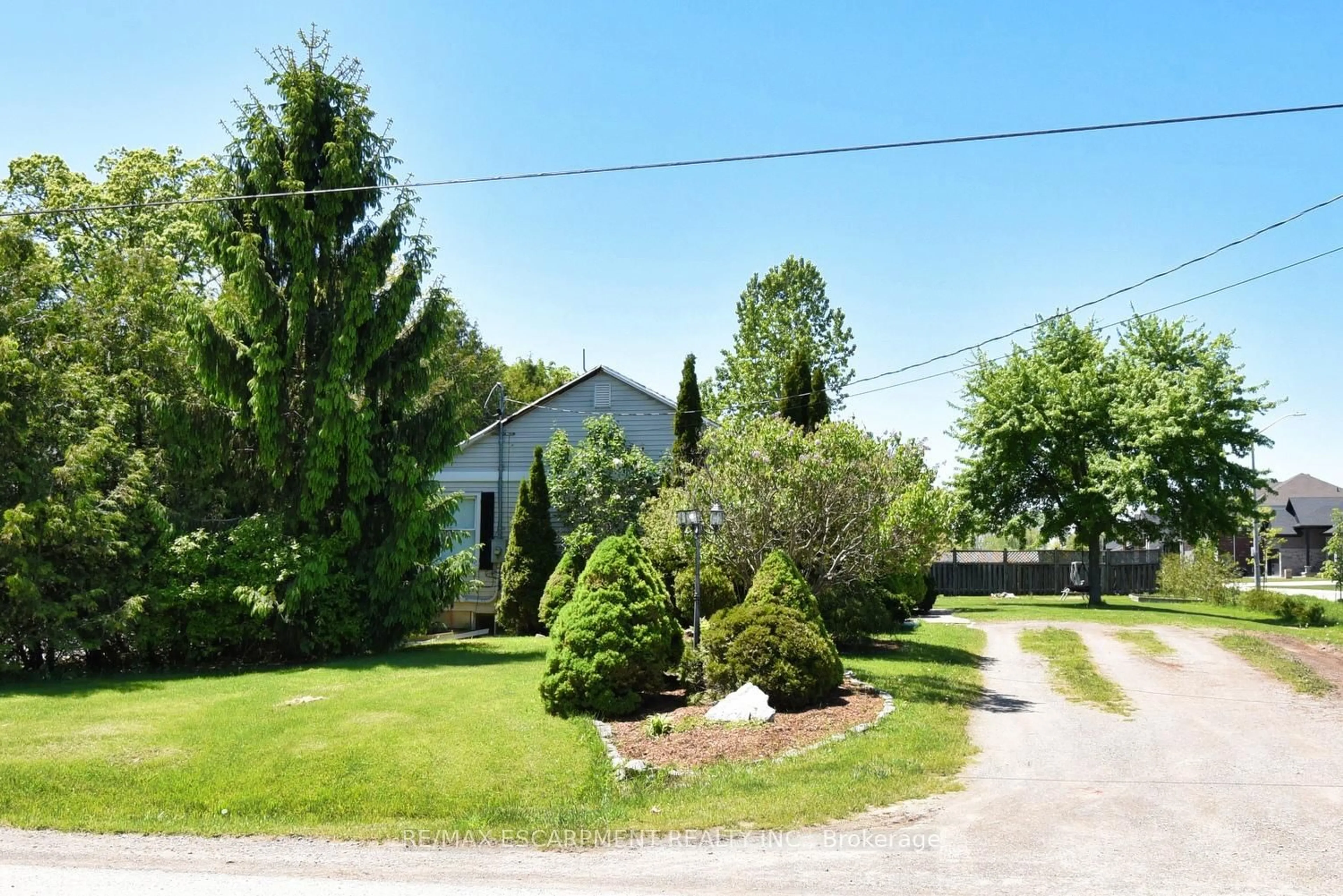 A pic from outside/outdoor area/front of a property/back of a property/a pic from drone, street for 3674 Campden Rd, Lincoln Ontario L0R 1G0