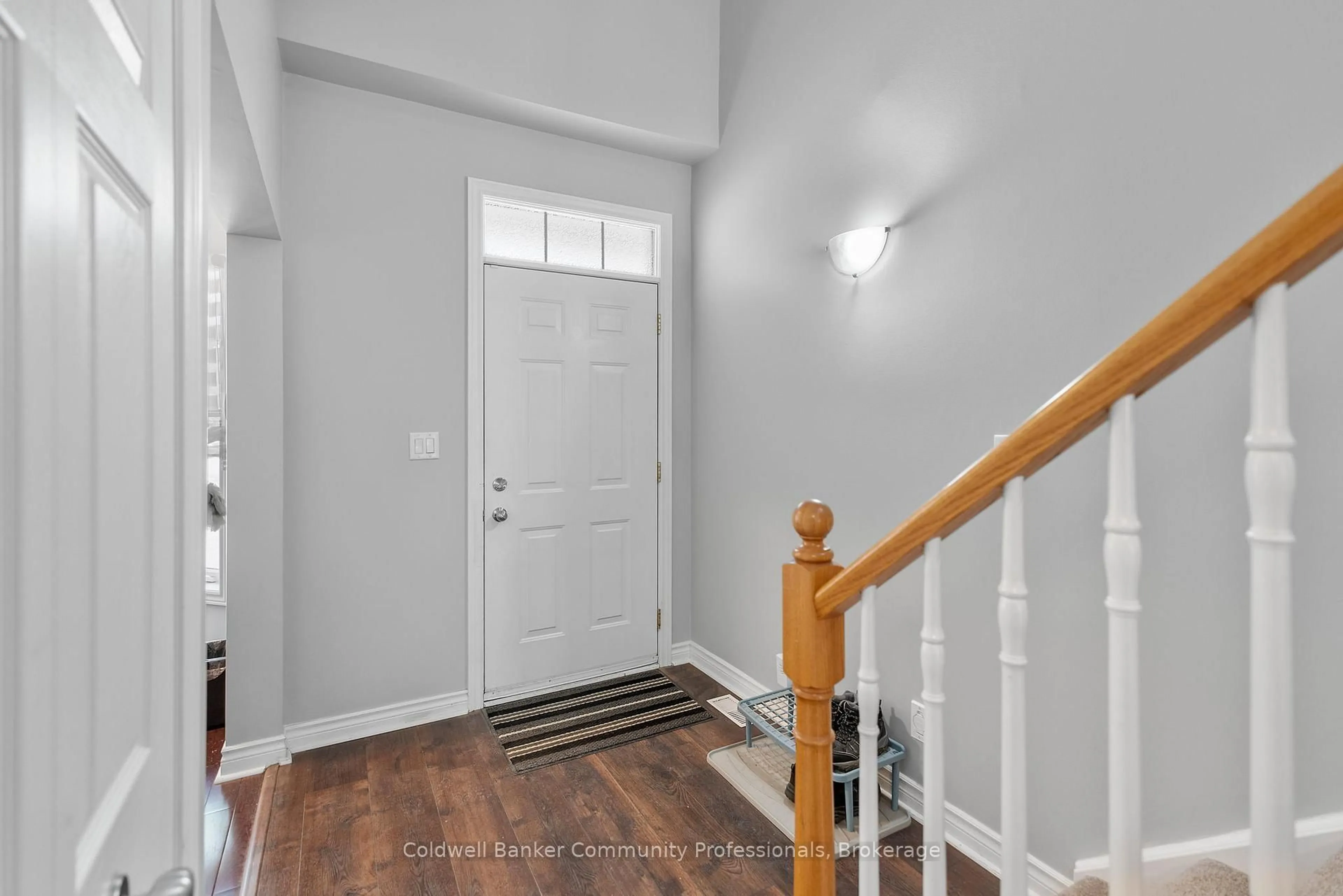 Indoor entryway for 8142 Costabile Dr #16, Niagara Falls Ontario L2H 3M3
