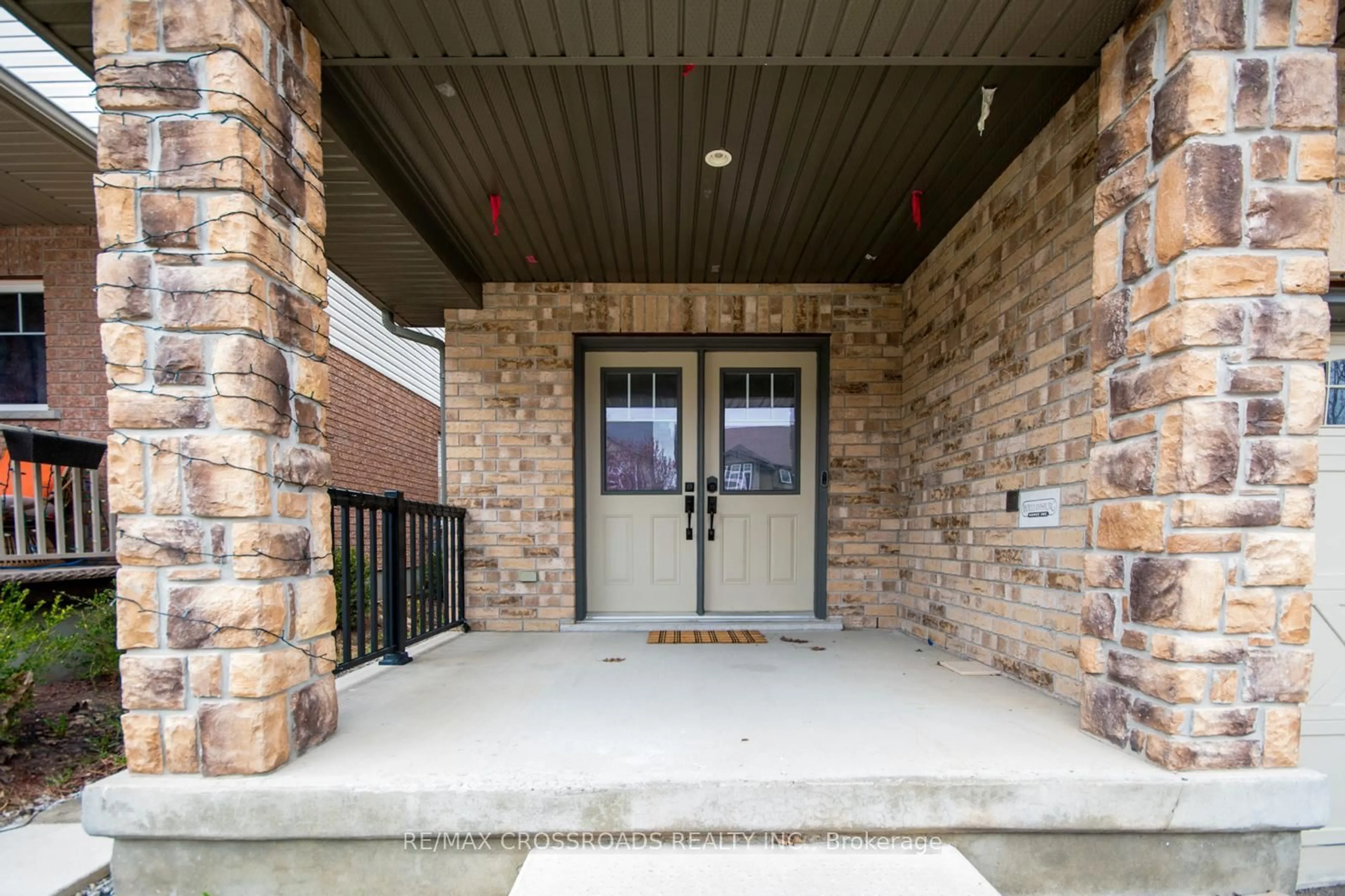 Indoor entryway for 518 Isaiah Cres, Kitchener Ontario N2E 0B4