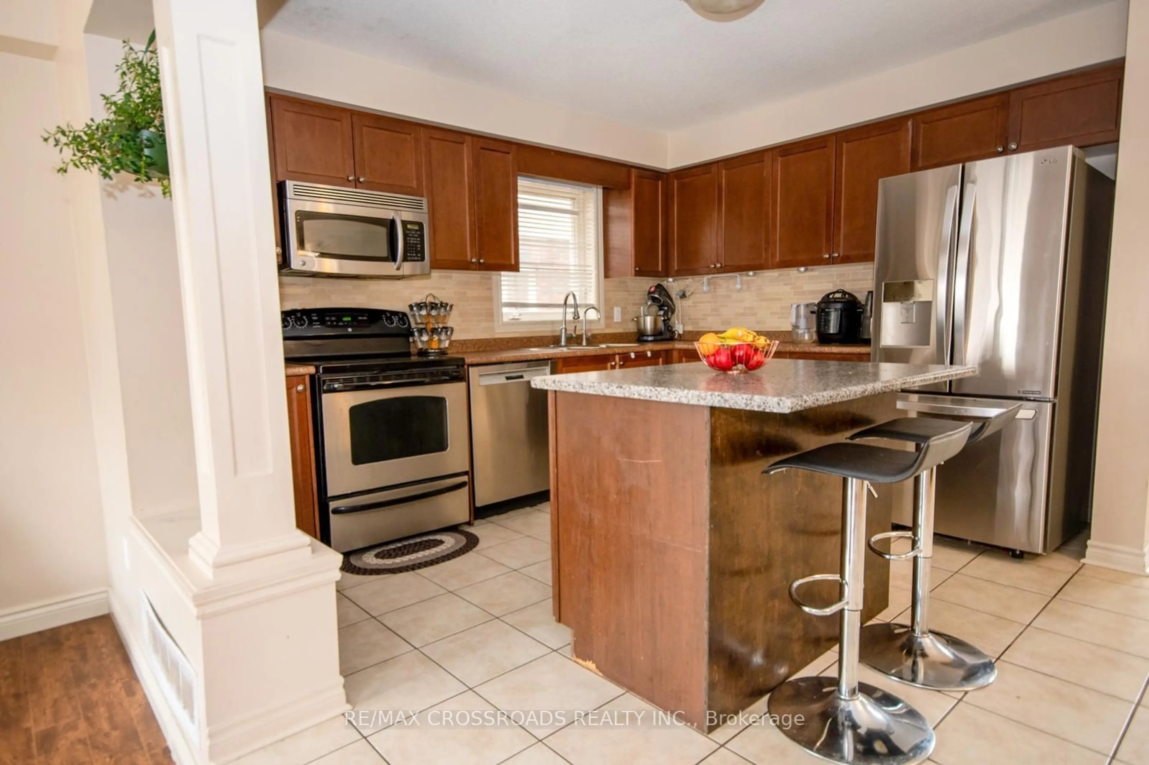 Standard kitchen, ceramic/tile floor for 518 Isaiah Cres, Kitchener Ontario N2E 0B4