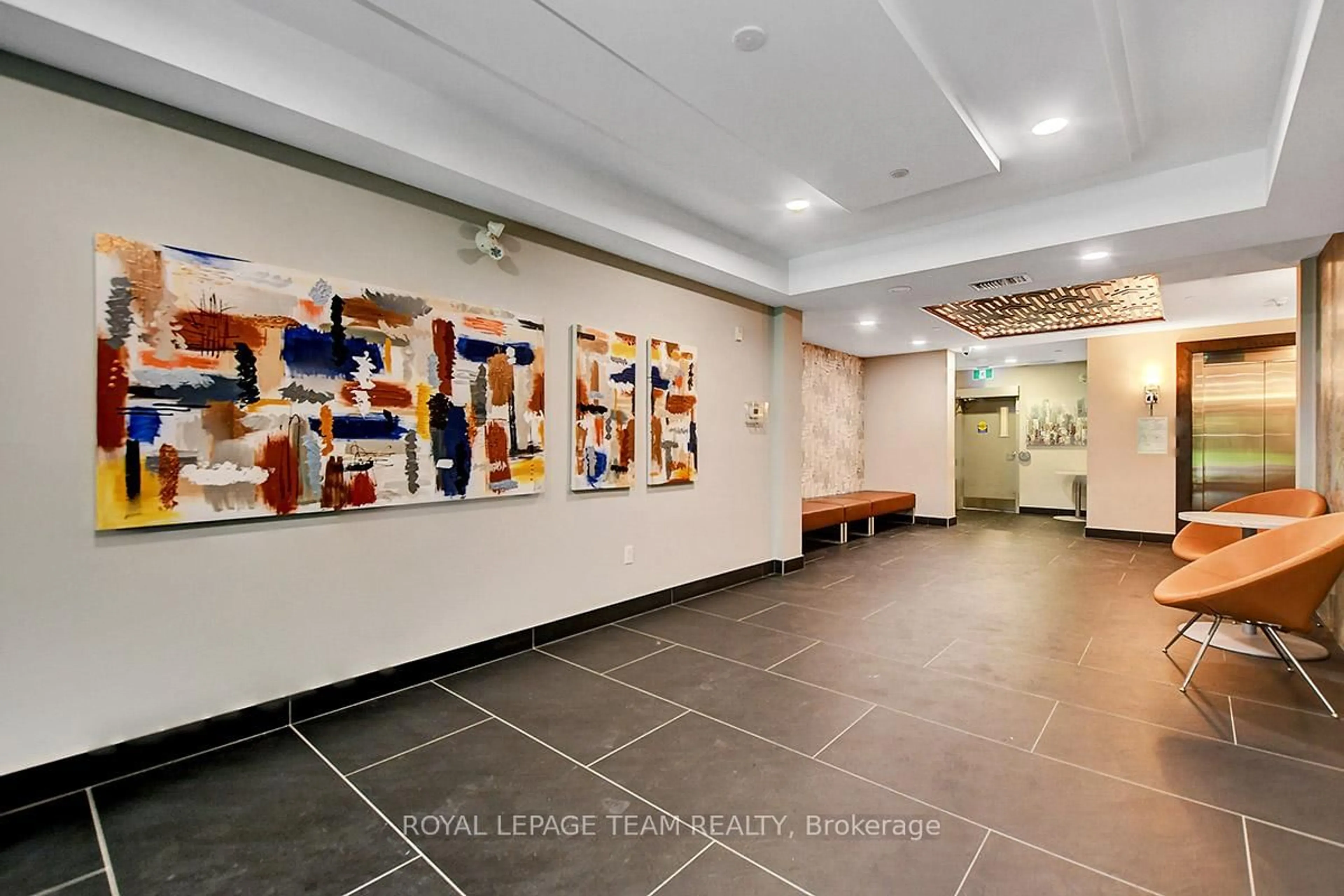 Lobby for 615 LONGFIELDS Dr #207, Ottawa Ontario K2J 6J3