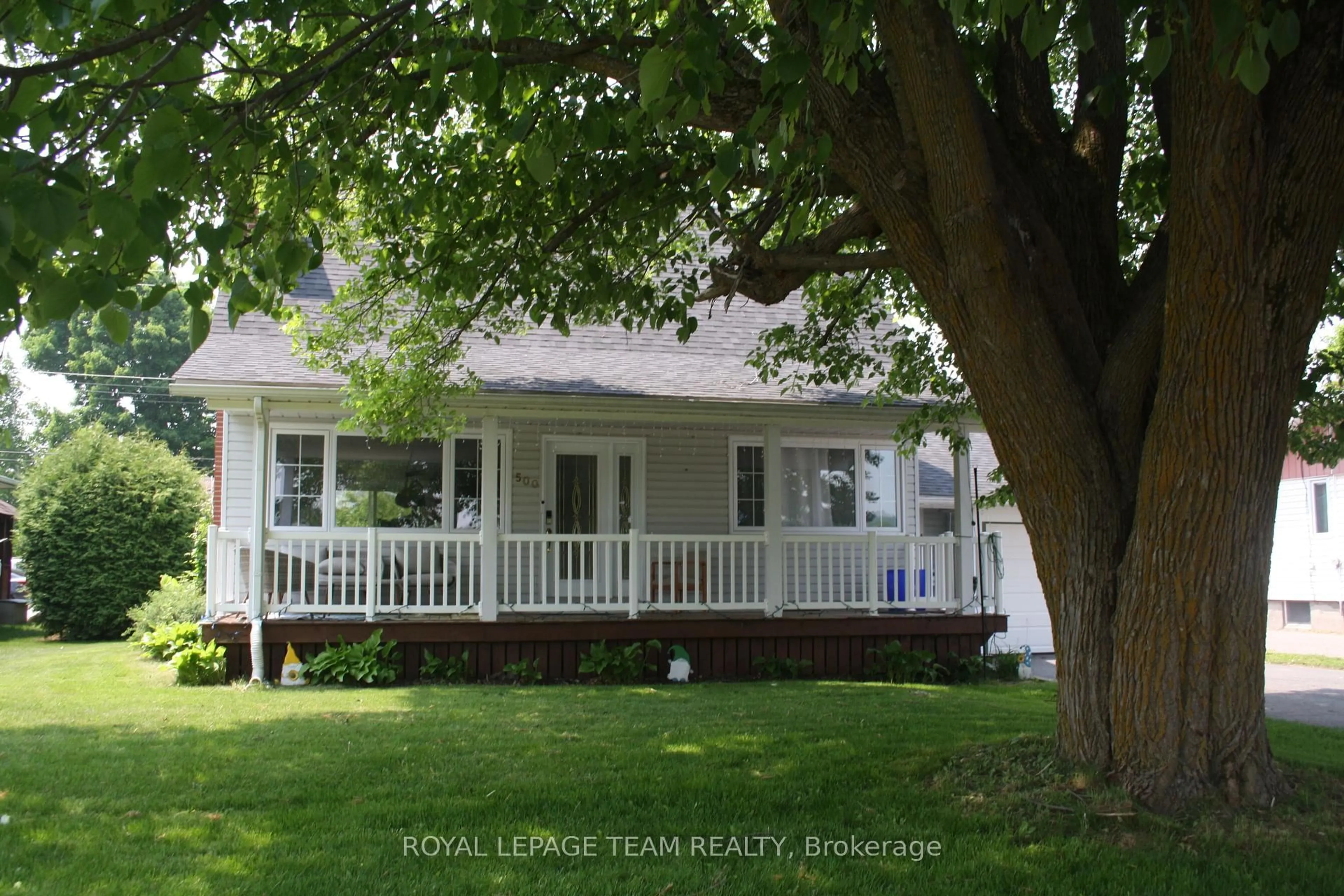 Home with vinyl exterior material, street for 500 Aberdeen St, Renfrew Ontario K7V 2G9
