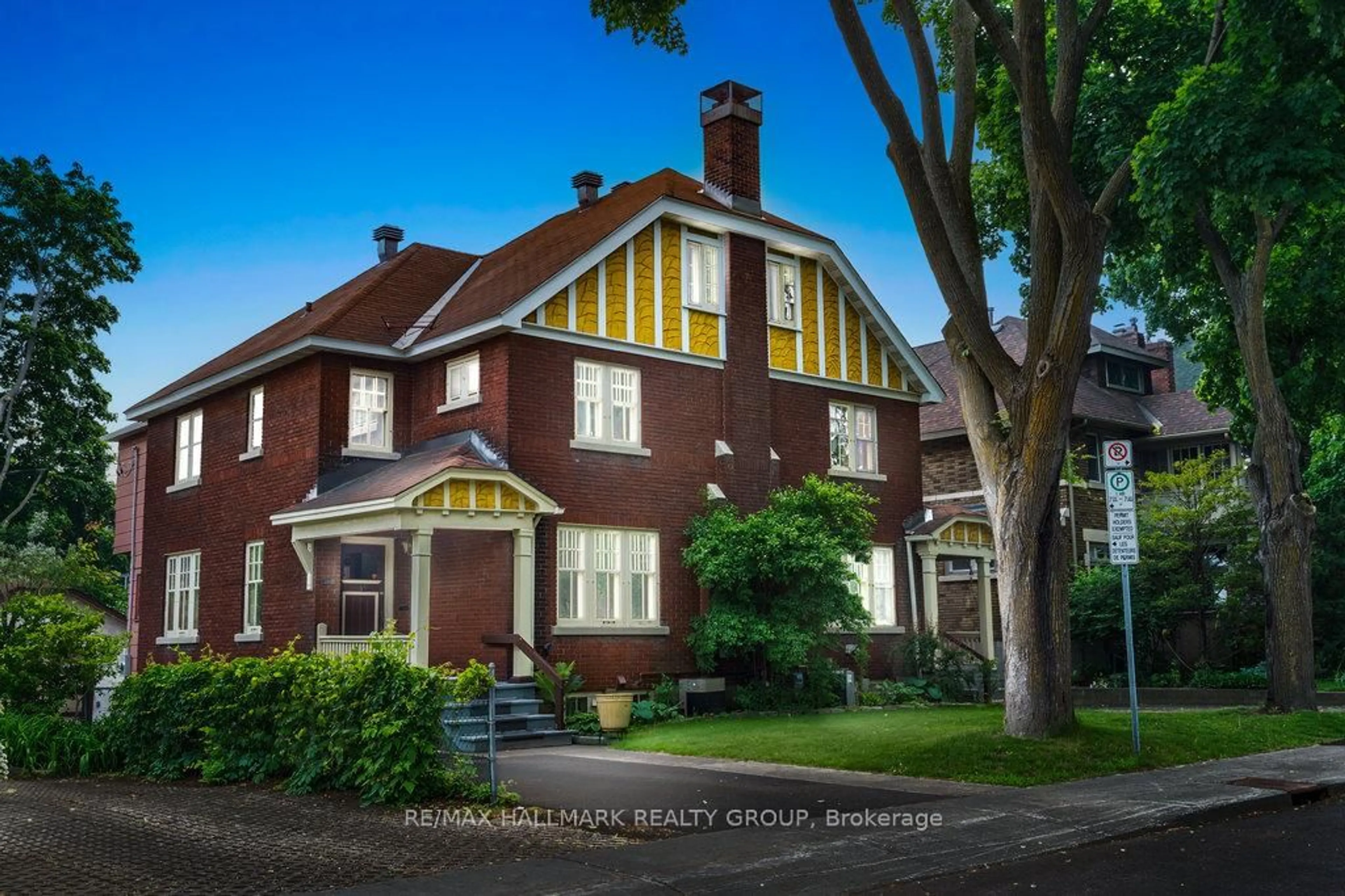 Home with brick exterior material, street for 386-388 First Ave, Ottawa Ontario K1S 2H1