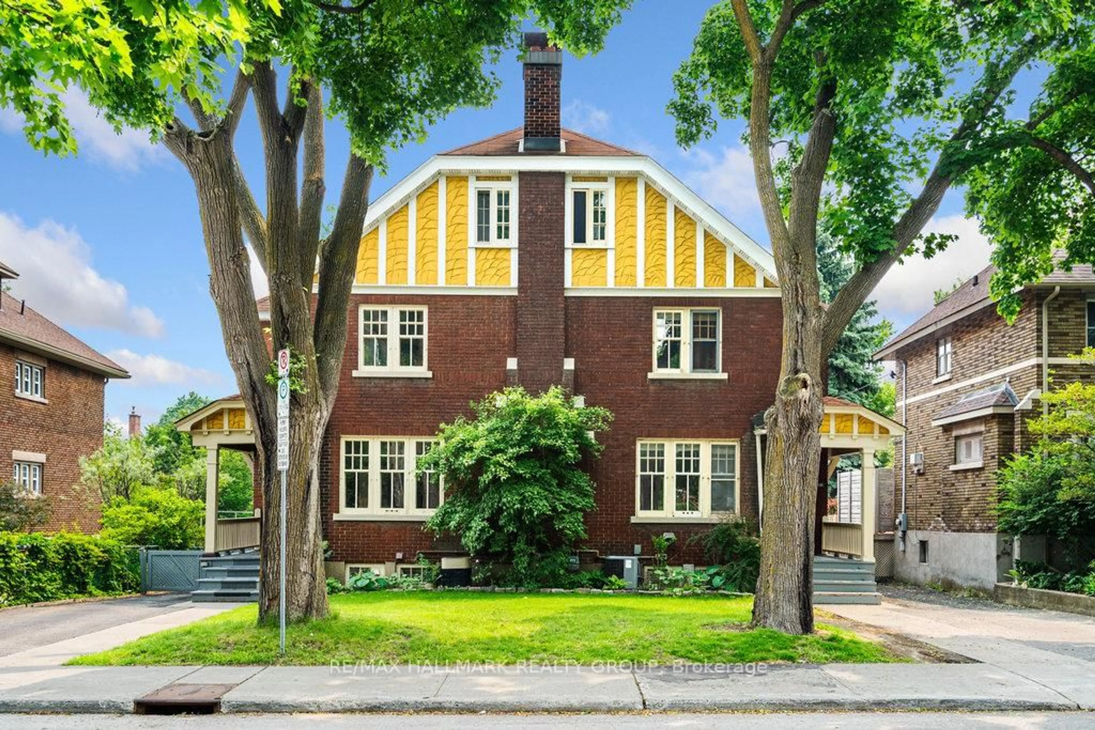 Home with brick exterior material, street for 386-388 First Ave, Ottawa Ontario K1S 2H1