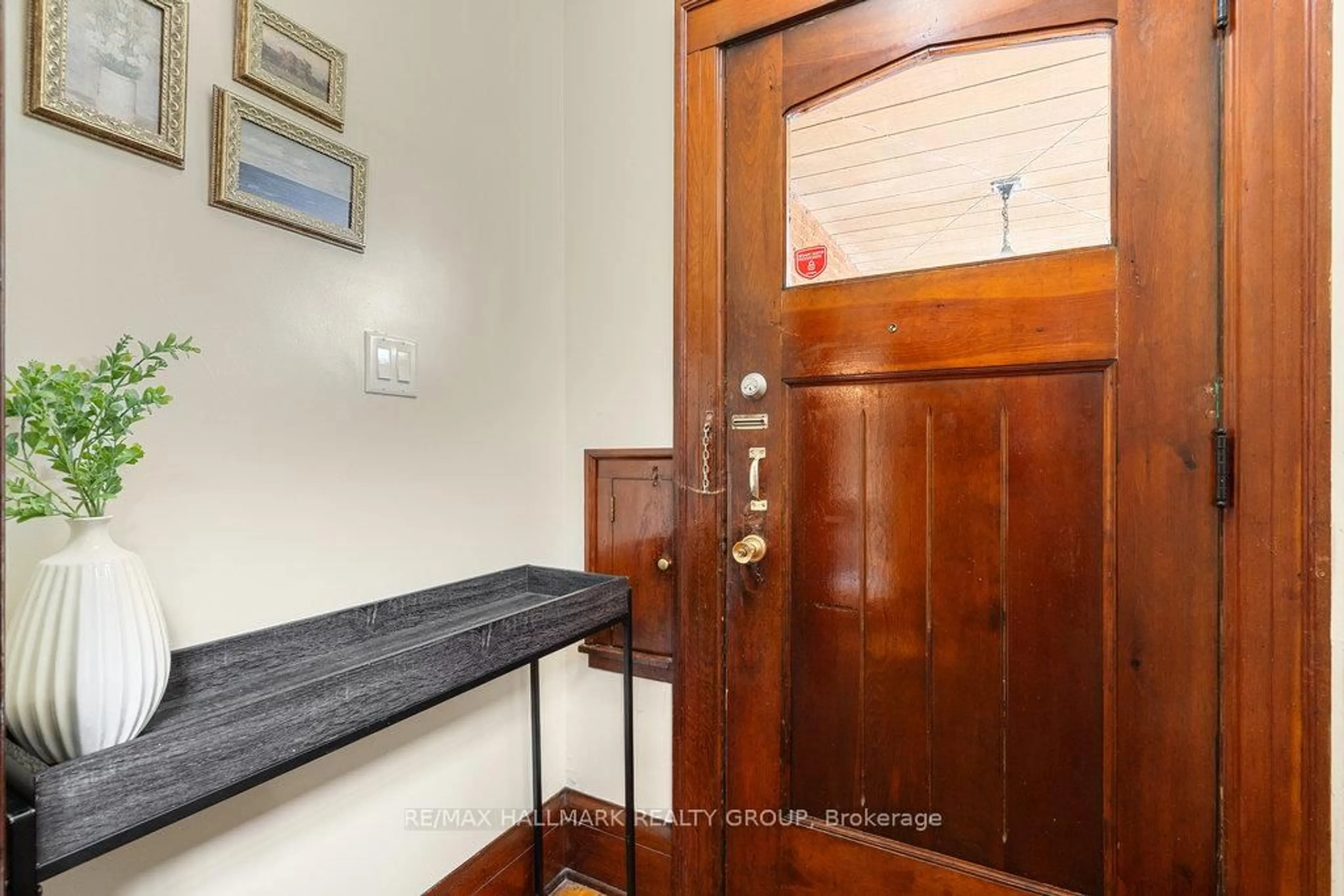 Indoor entryway for 386-388 First Ave, Ottawa Ontario K1S 2H1