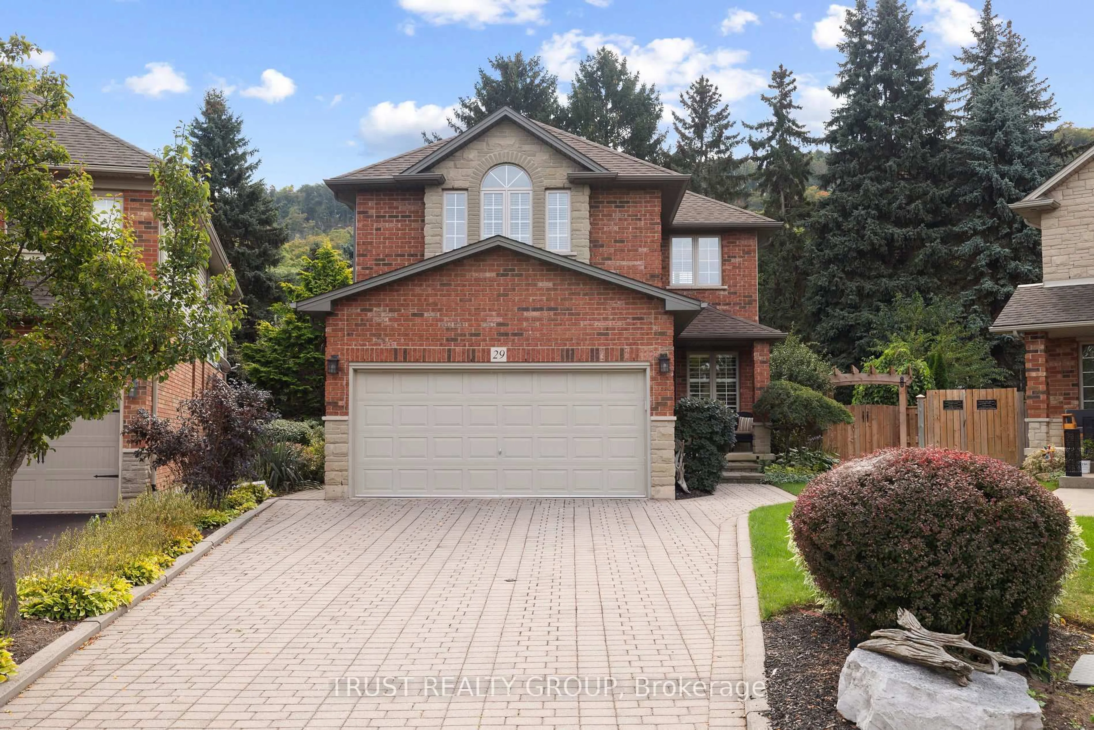 Home with brick exterior material, street for 29 Tamarack Crt, Grimsby Ontario L3M 5M2