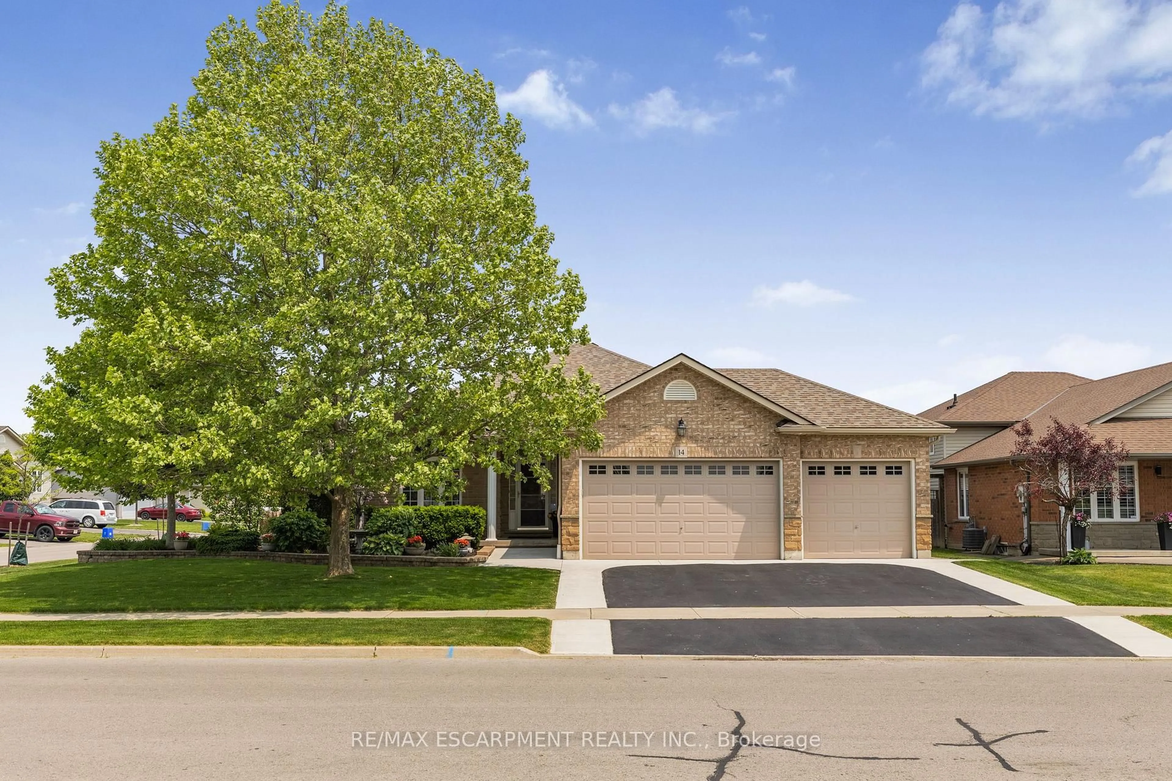 A pic from outside/outdoor area/front of a property/back of a property/a pic from drone, street for 14 Mapleview Dr, Haldimand Ontario N0A 1H0