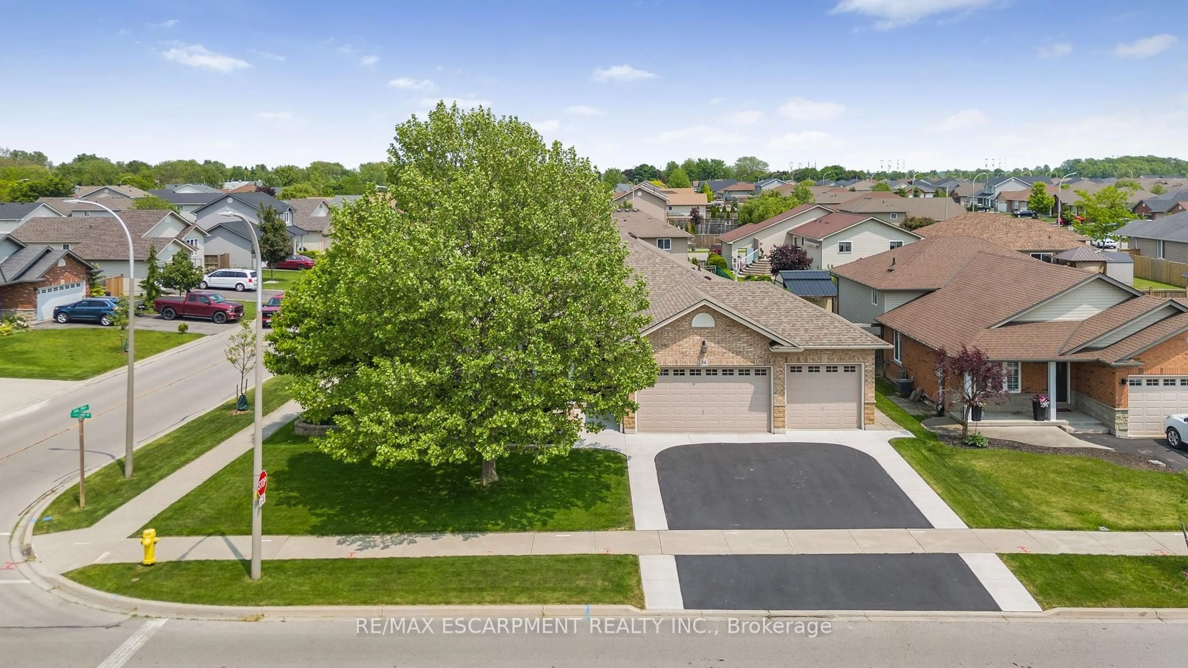 A pic from outside/outdoor area/front of a property/back of a property/a pic from drone, street for 14 Mapleview Dr, Haldimand Ontario N0A 1H0