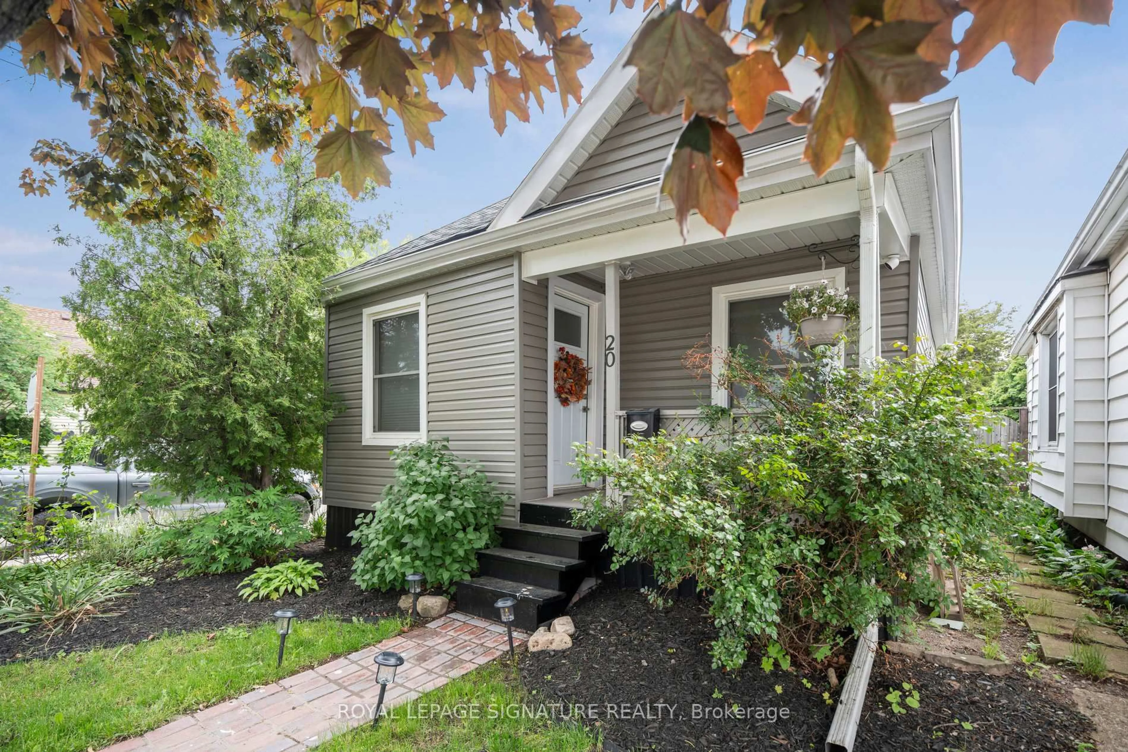 Home with vinyl exterior material, street for 20 Robins Ave, Hamilton Ontario L8H 4M7