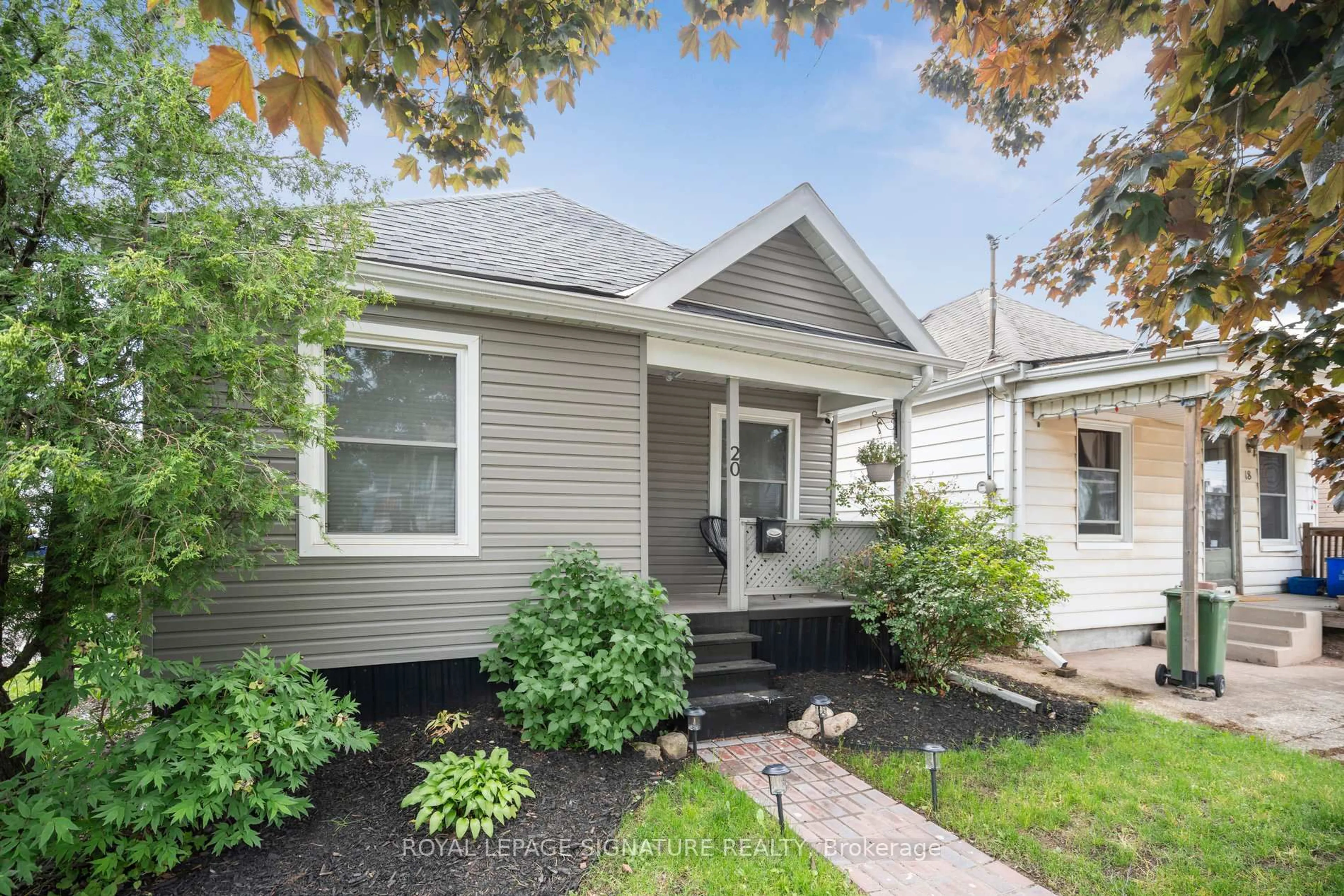Home with vinyl exterior material, street for 20 Robins Ave, Hamilton Ontario L8H 4M7