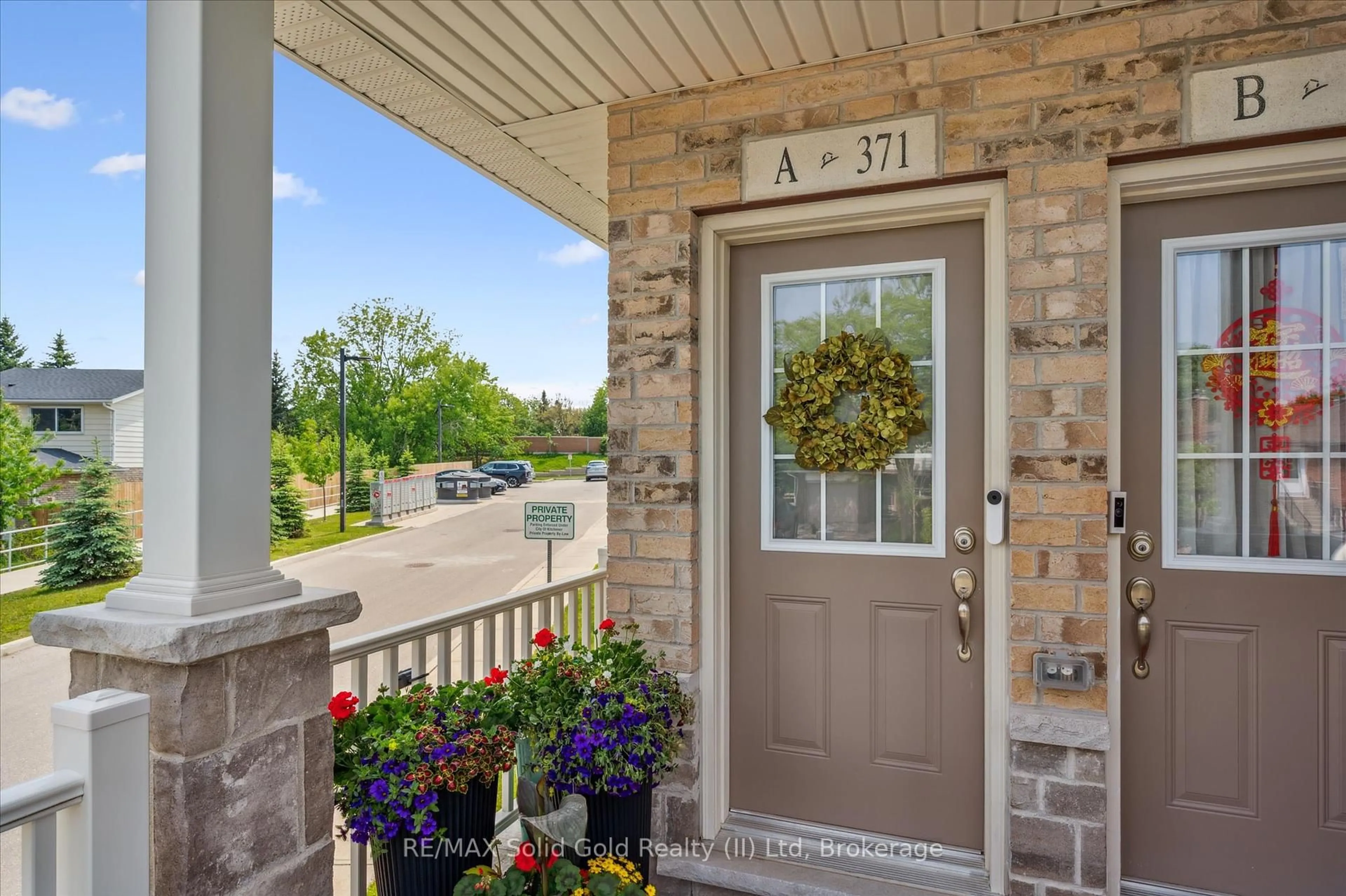 Indoor entryway for 371A WESTWOOD Dr, Kitchener Ontario N2M 0B5