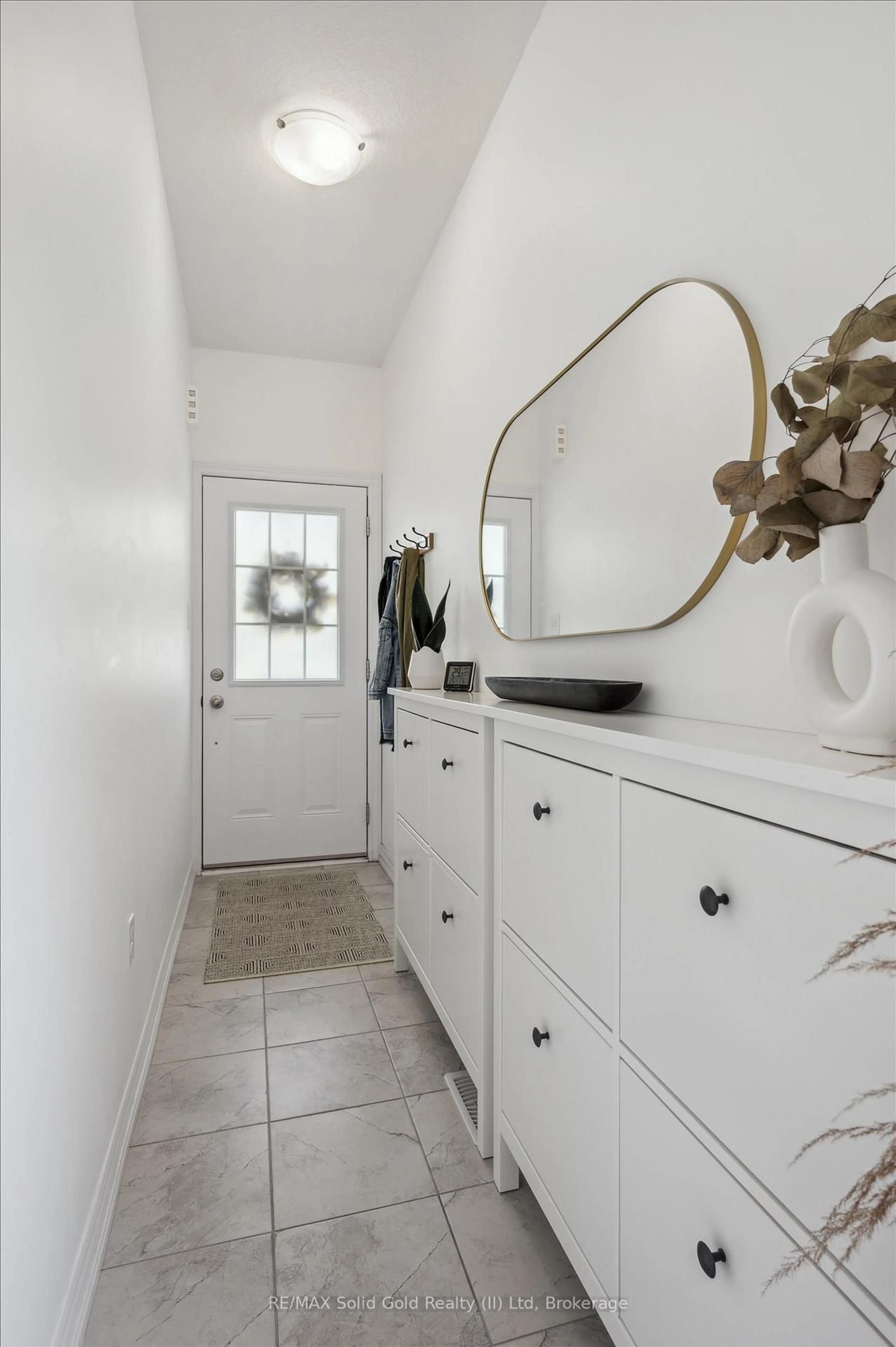 Indoor entryway for 371A WESTWOOD Dr, Kitchener Ontario N2M 0B5