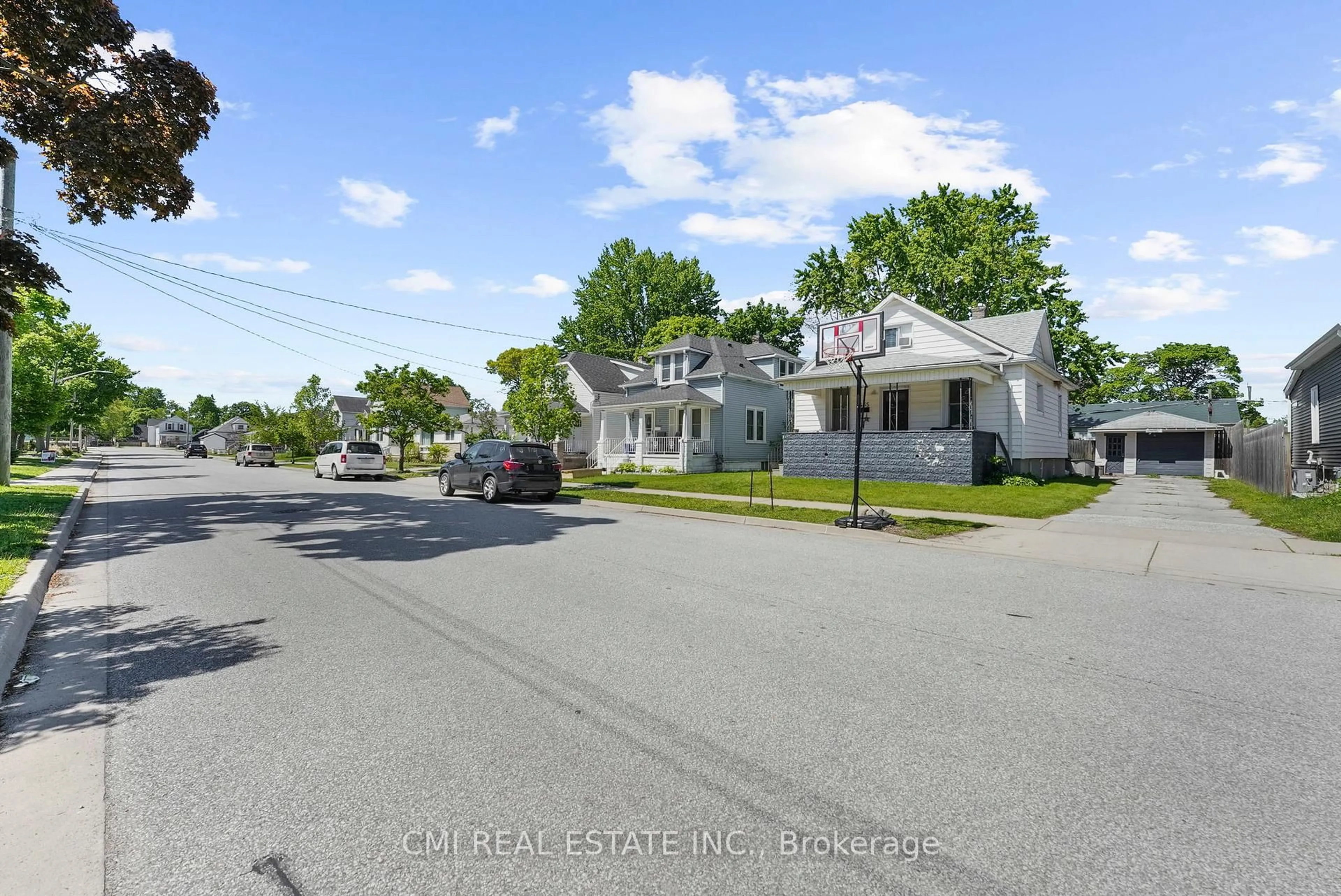A pic from outside/outdoor area/front of a property/back of a property/a pic from drone, street for 433 Lydia St, Sarnia Ontario N7T 6P5