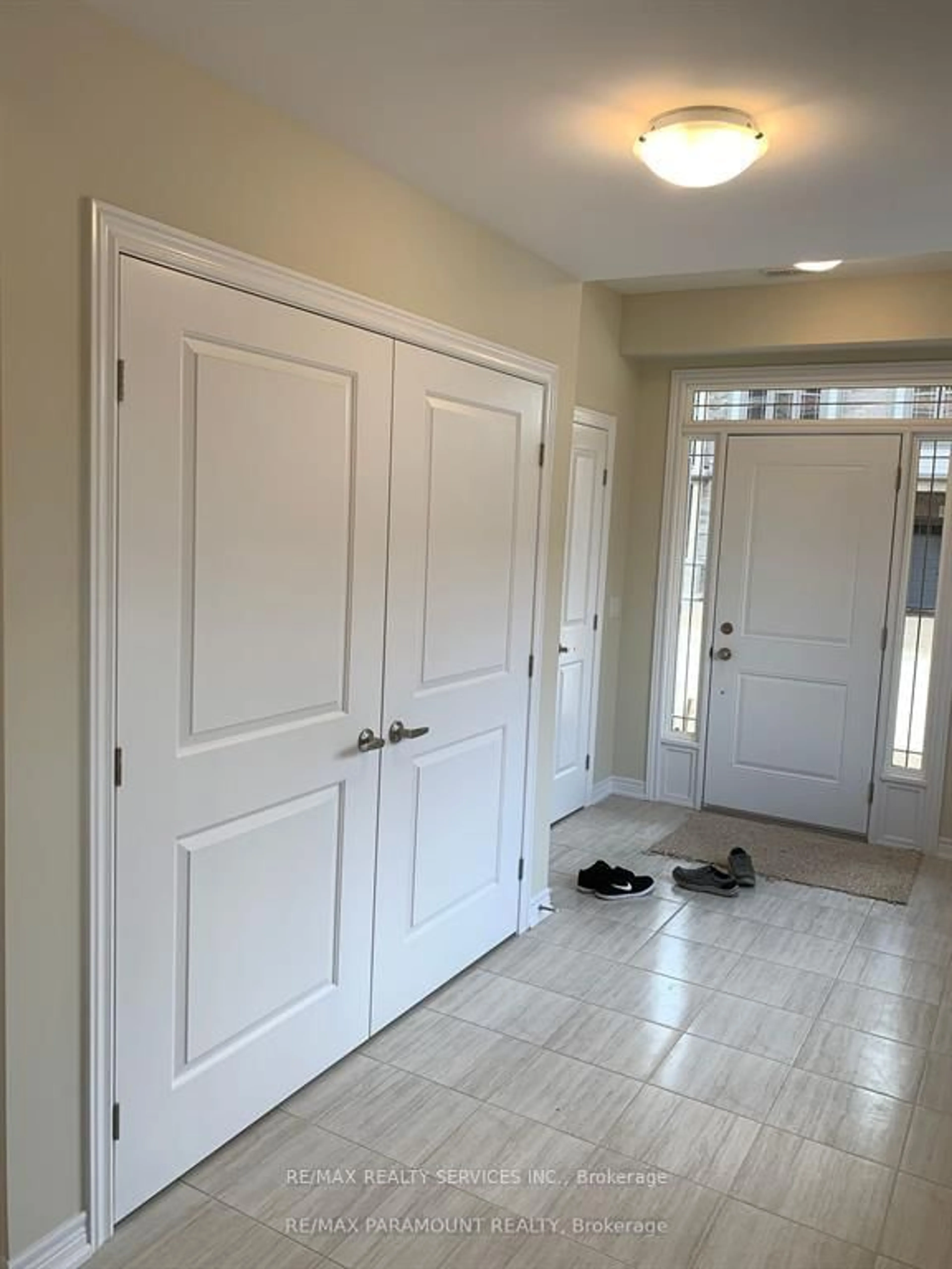 Indoor entryway for 77 Diana Ave #171, Brantford Ontario N3T 0R6