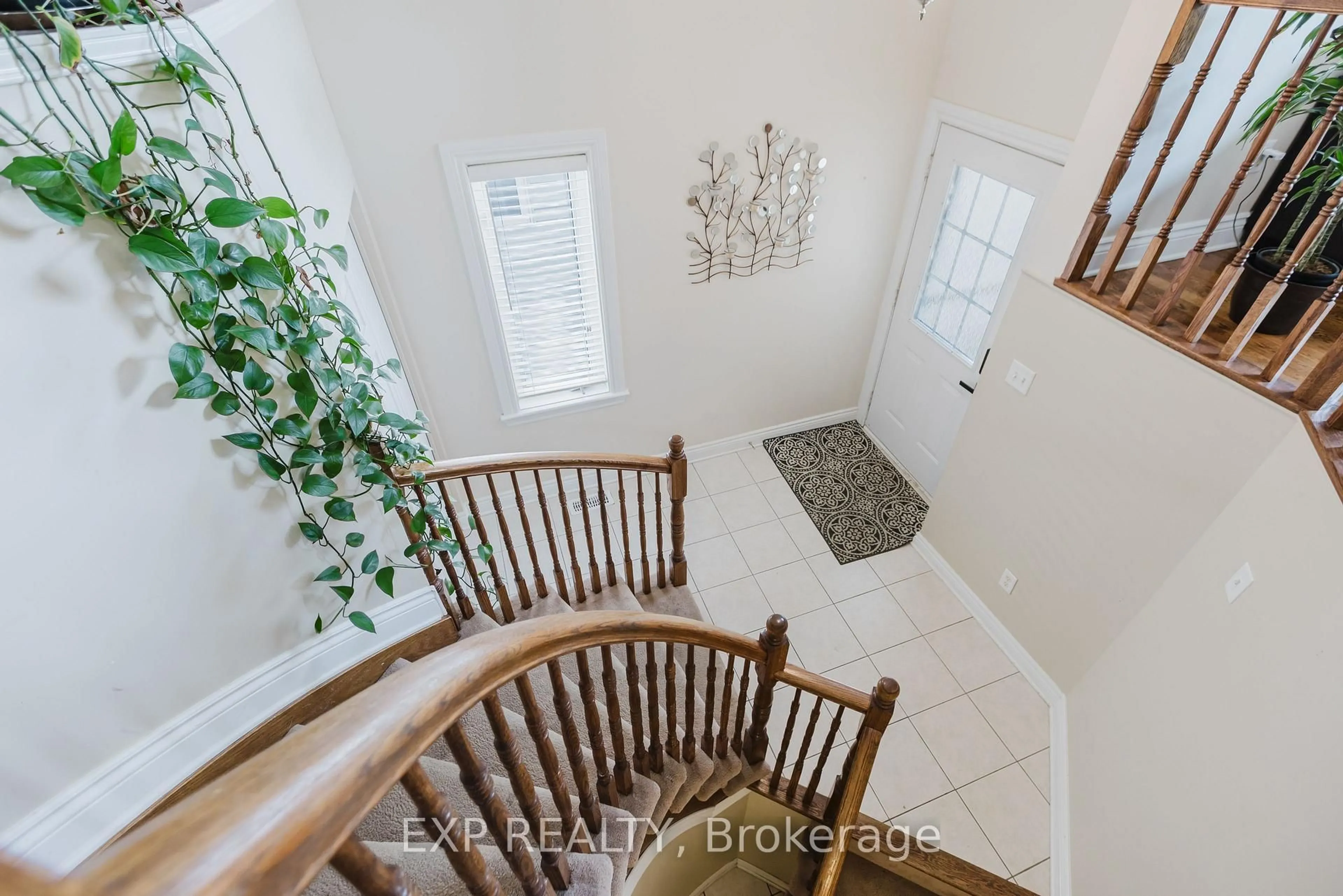 Indoor entryway for 29 Castle Glen Cres, Ottawa Ontario K2L 4G9