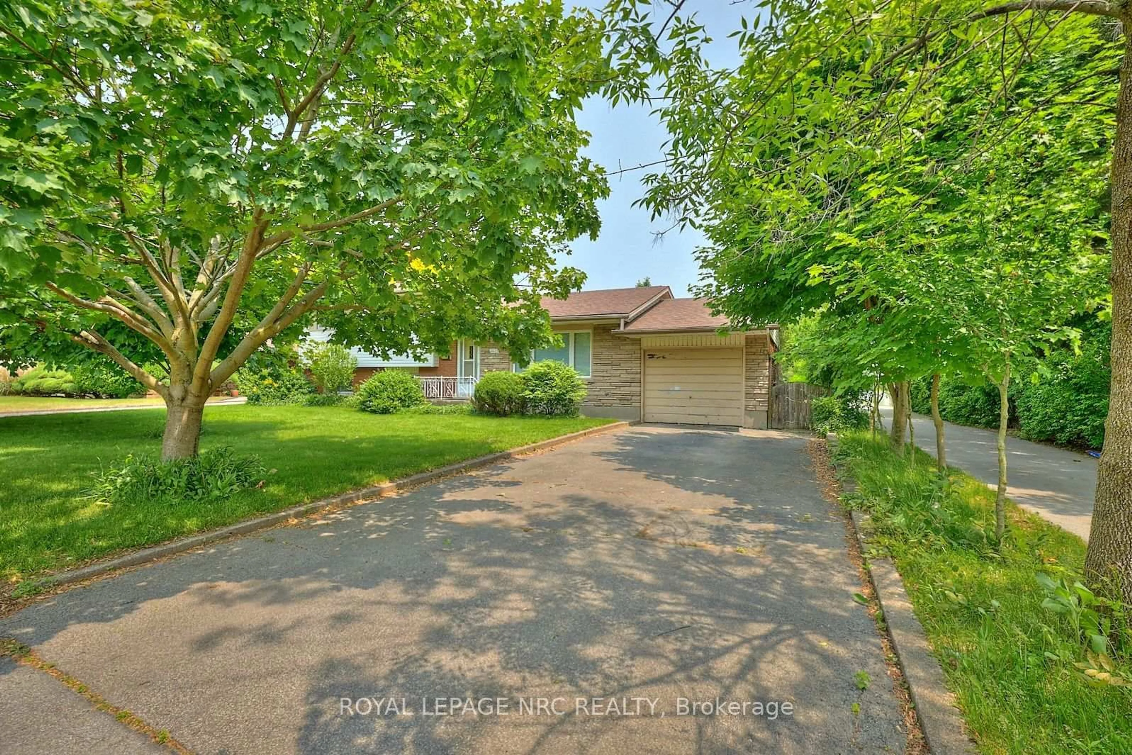 A pic from outside/outdoor area/front of a property/back of a property/a pic from drone, street for 4682 Pinedale Dr, Niagara Falls Ontario L2E 6M8