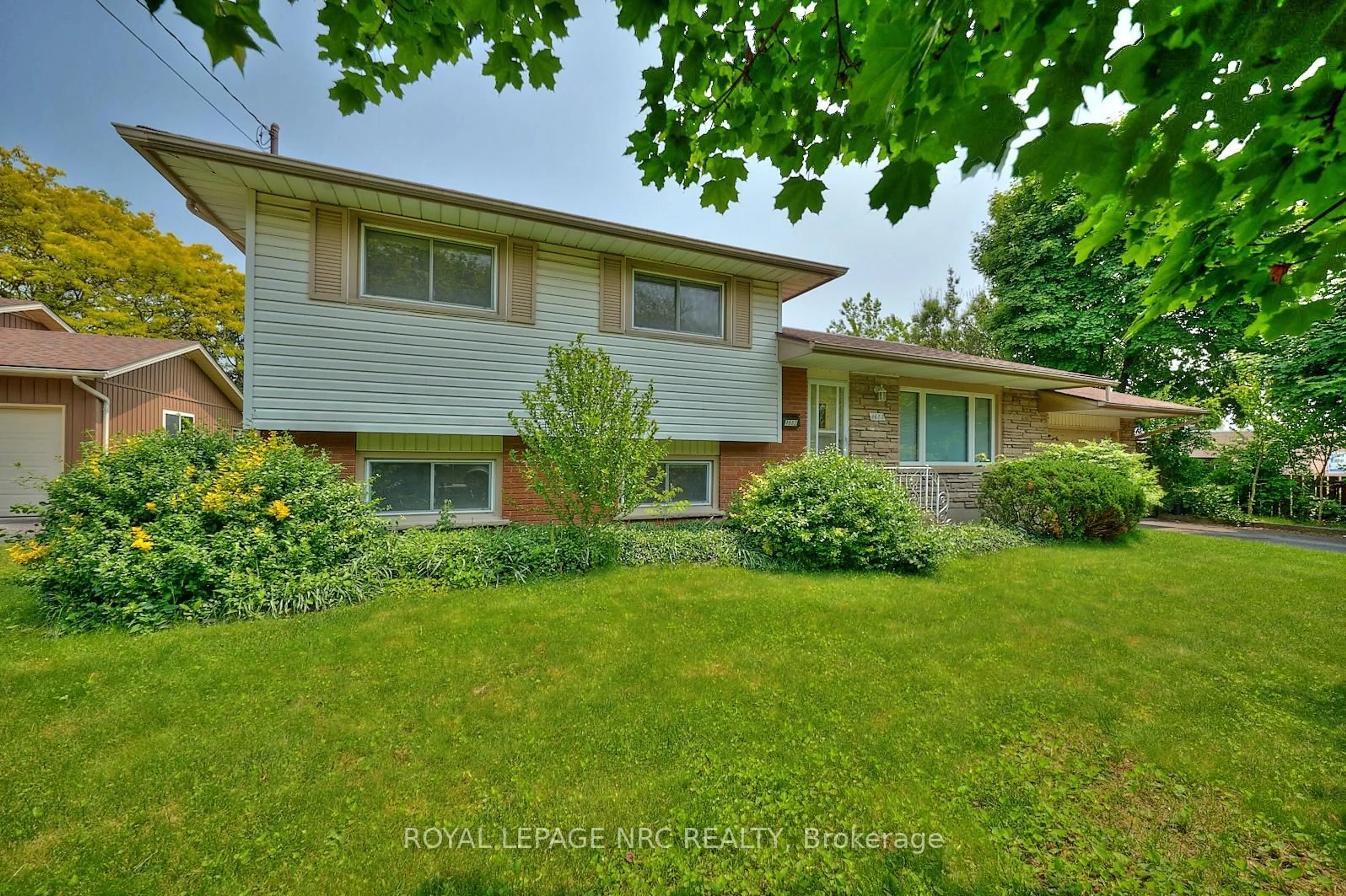 A pic from outside/outdoor area/front of a property/back of a property/a pic from drone, street for 4682 Pinedale Dr, Niagara Falls Ontario L2E 6M8
