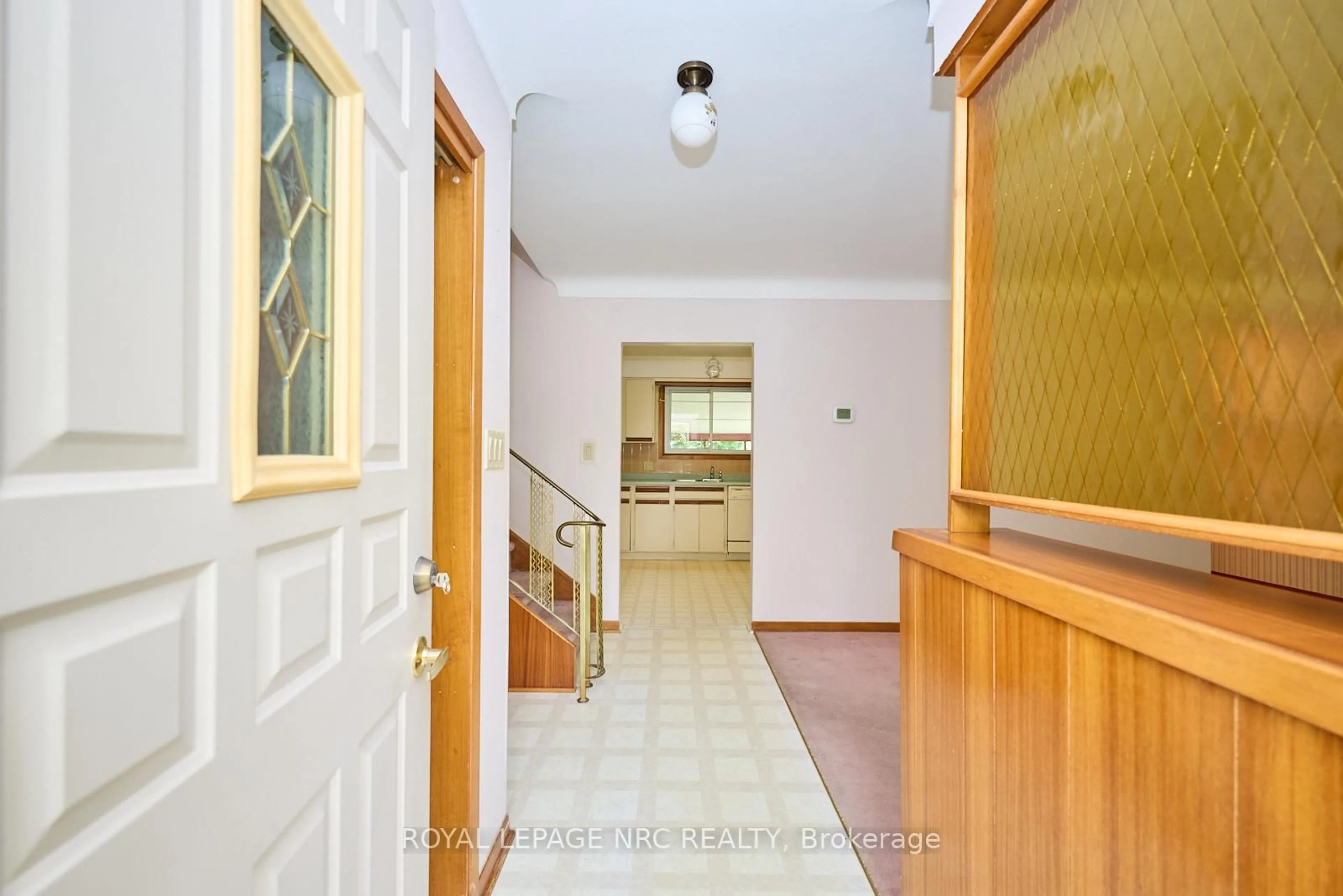 Indoor foyer for 4682 Pinedale Dr, Niagara Falls Ontario L2E 6M8