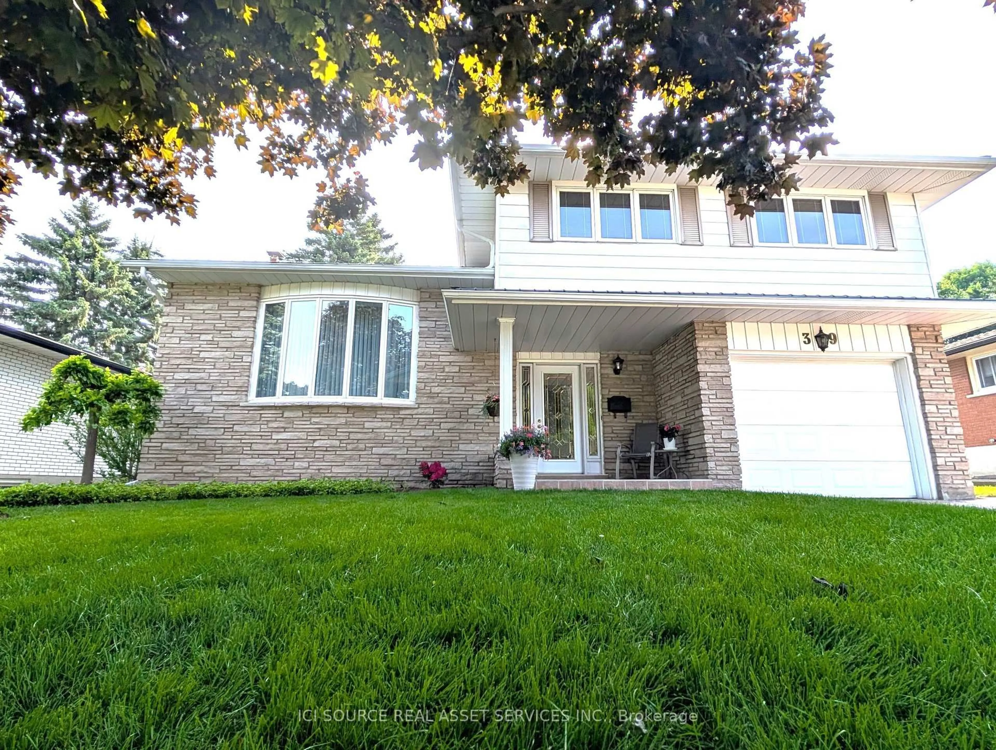 Home with vinyl exterior material, street for 39 Tutton Pl, Cambridge Ontario N1R 4S7