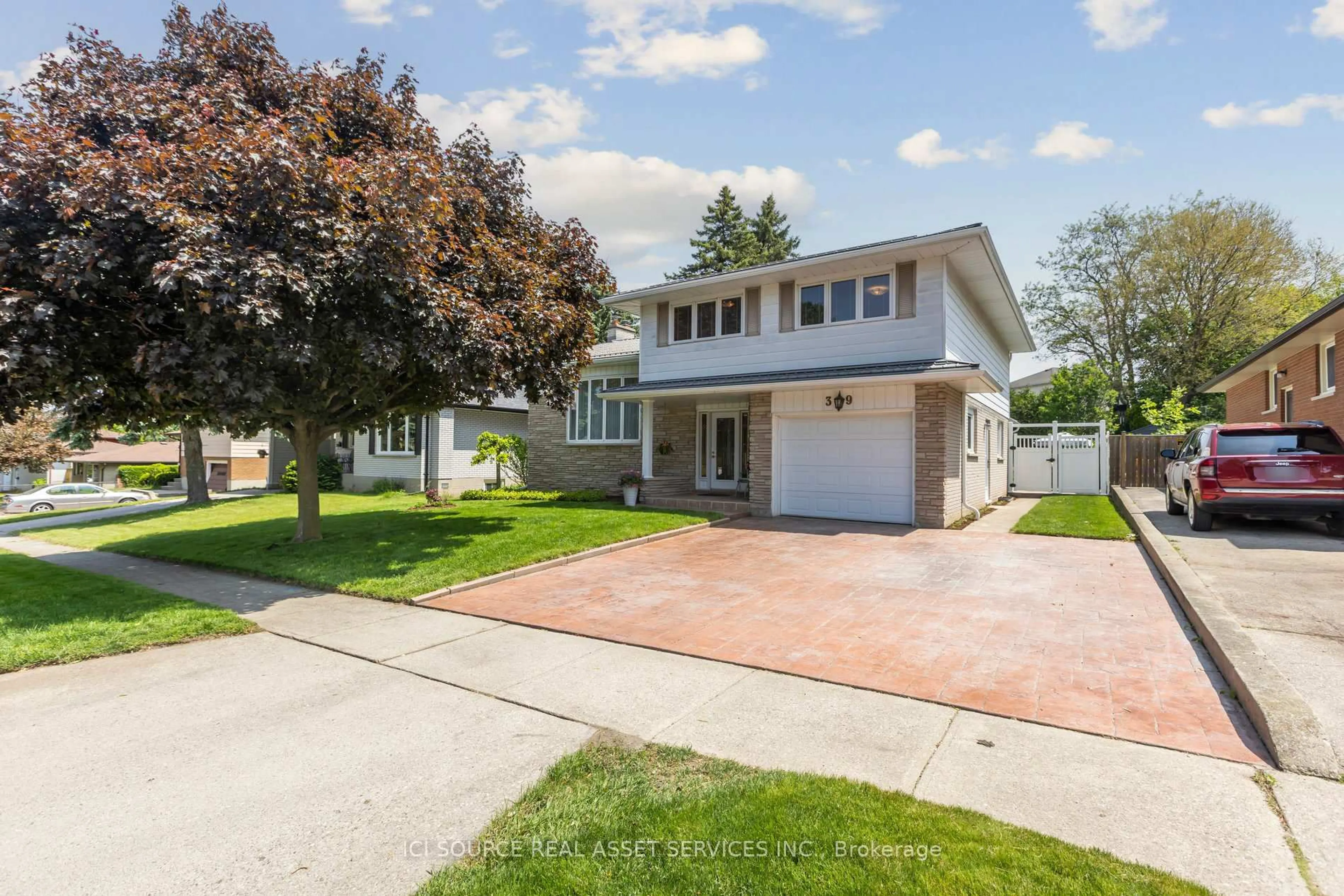 Home with vinyl exterior material, street for 39 Tutton Pl, Cambridge Ontario N1R 4S7