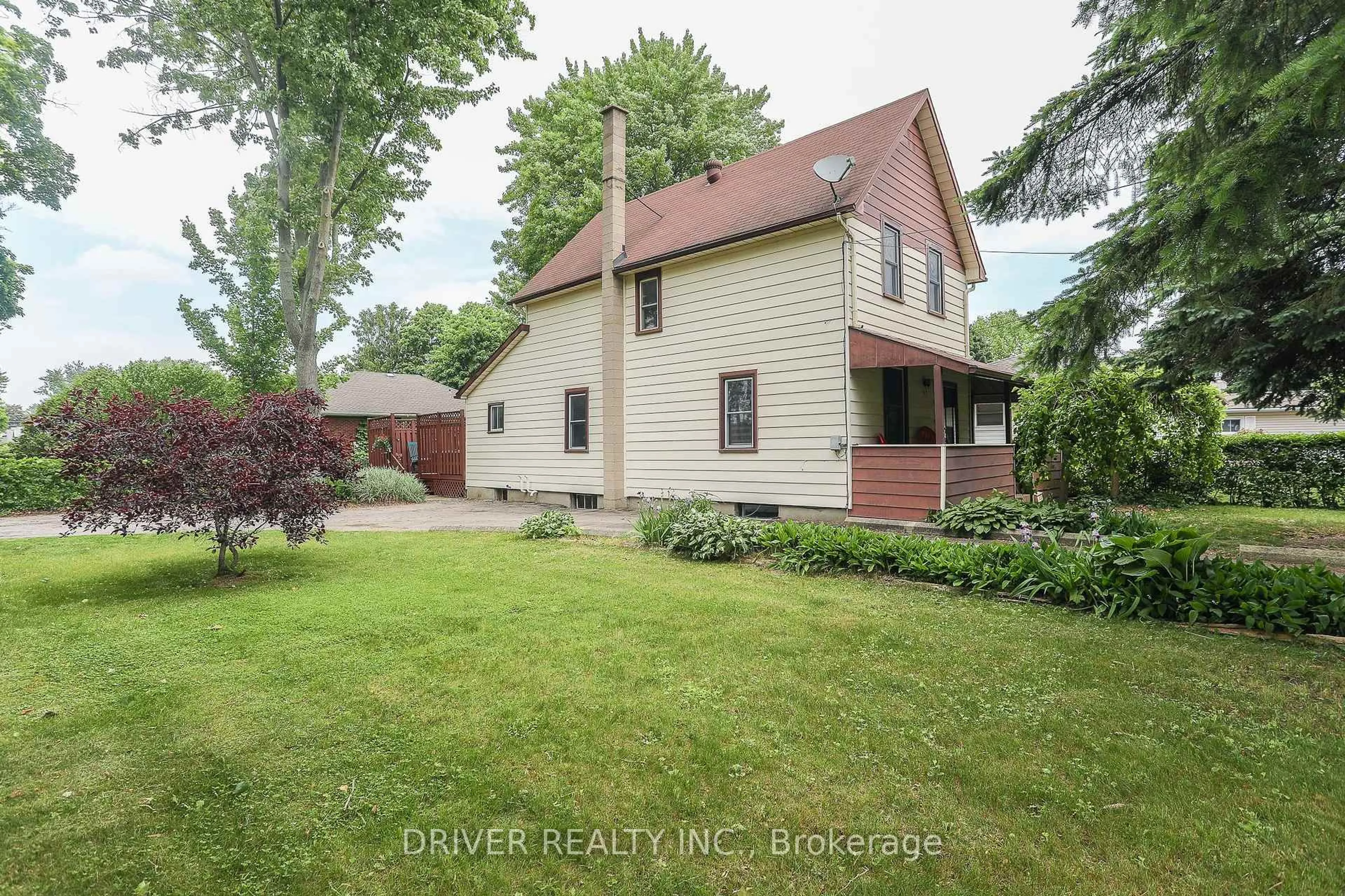 A pic from outside/outdoor area/front of a property/back of a property/a pic from drone, street for 165 South St, Aylmer Ontario N5H 1S2