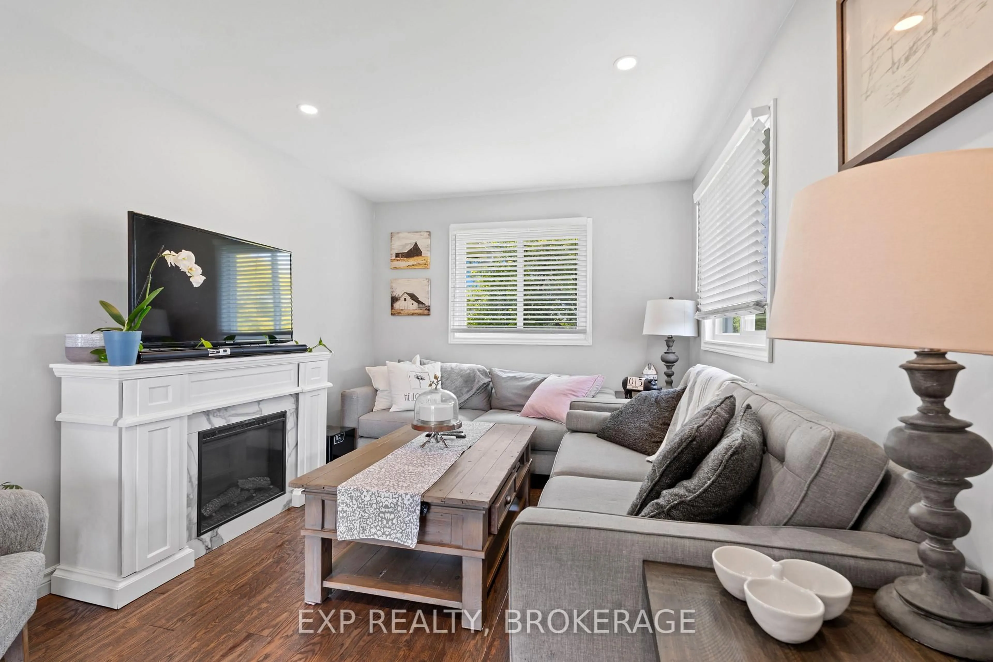 Living room with furniture, wood/laminate floor for 112 SWEETS CORNERS Rd, Leeds and the Thousand Islands Ontario K0E 1N0