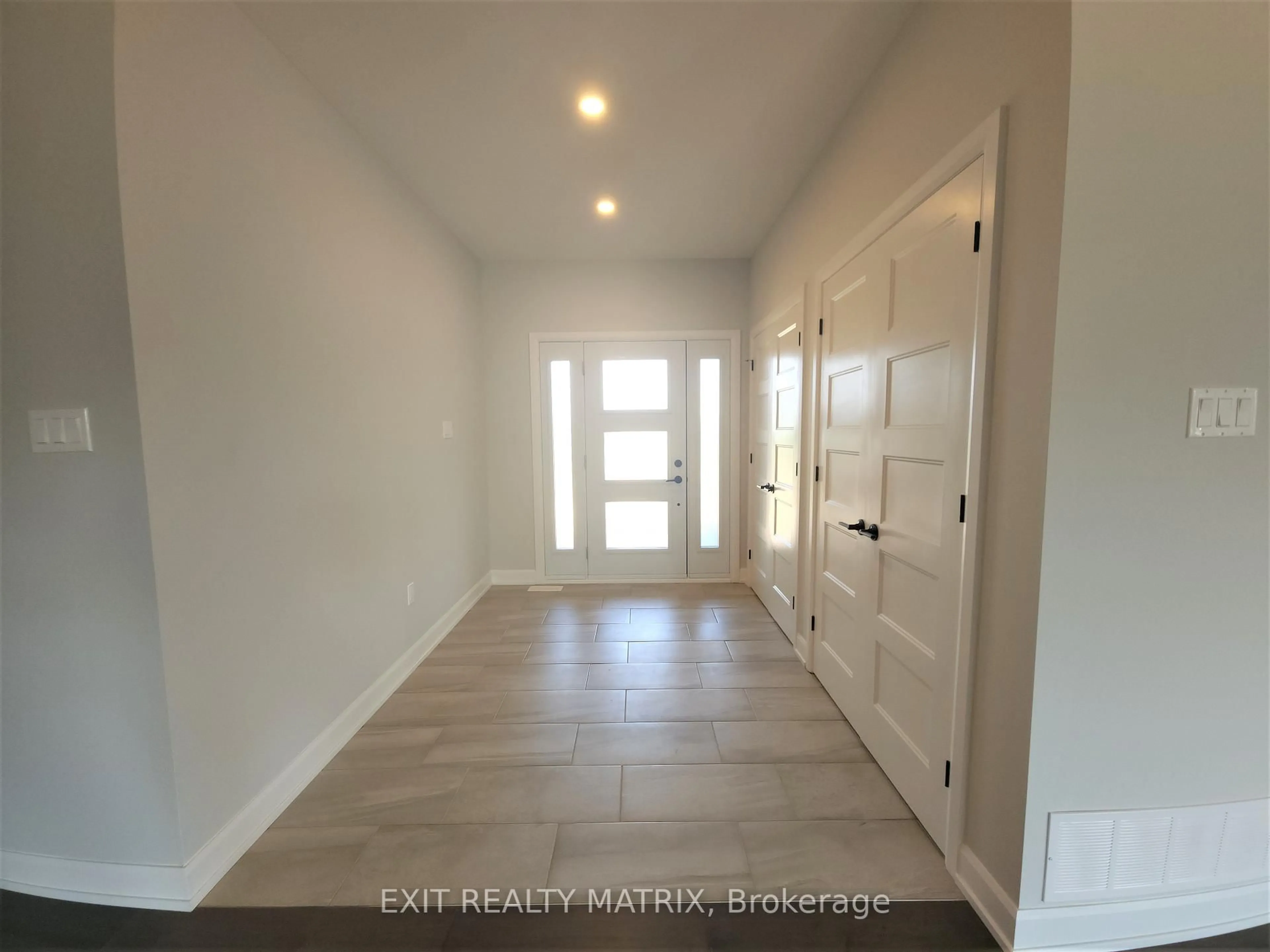 Indoor entryway for 33 WHITETAIL Ave, South Stormont Ontario K0C 1P0
