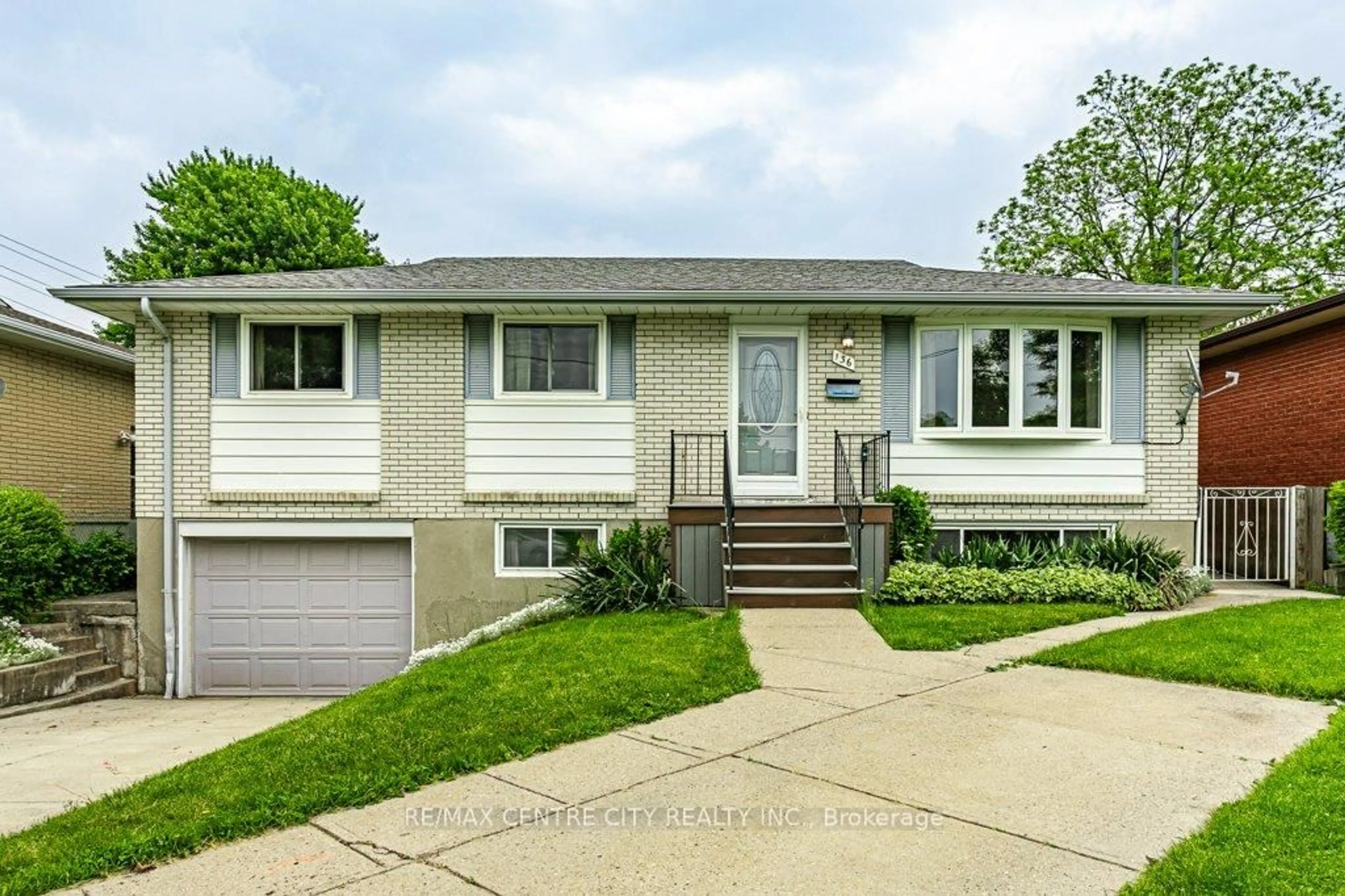 Home with vinyl exterior material, street for 136 Lyman St, London East Ontario N5Y 1M8