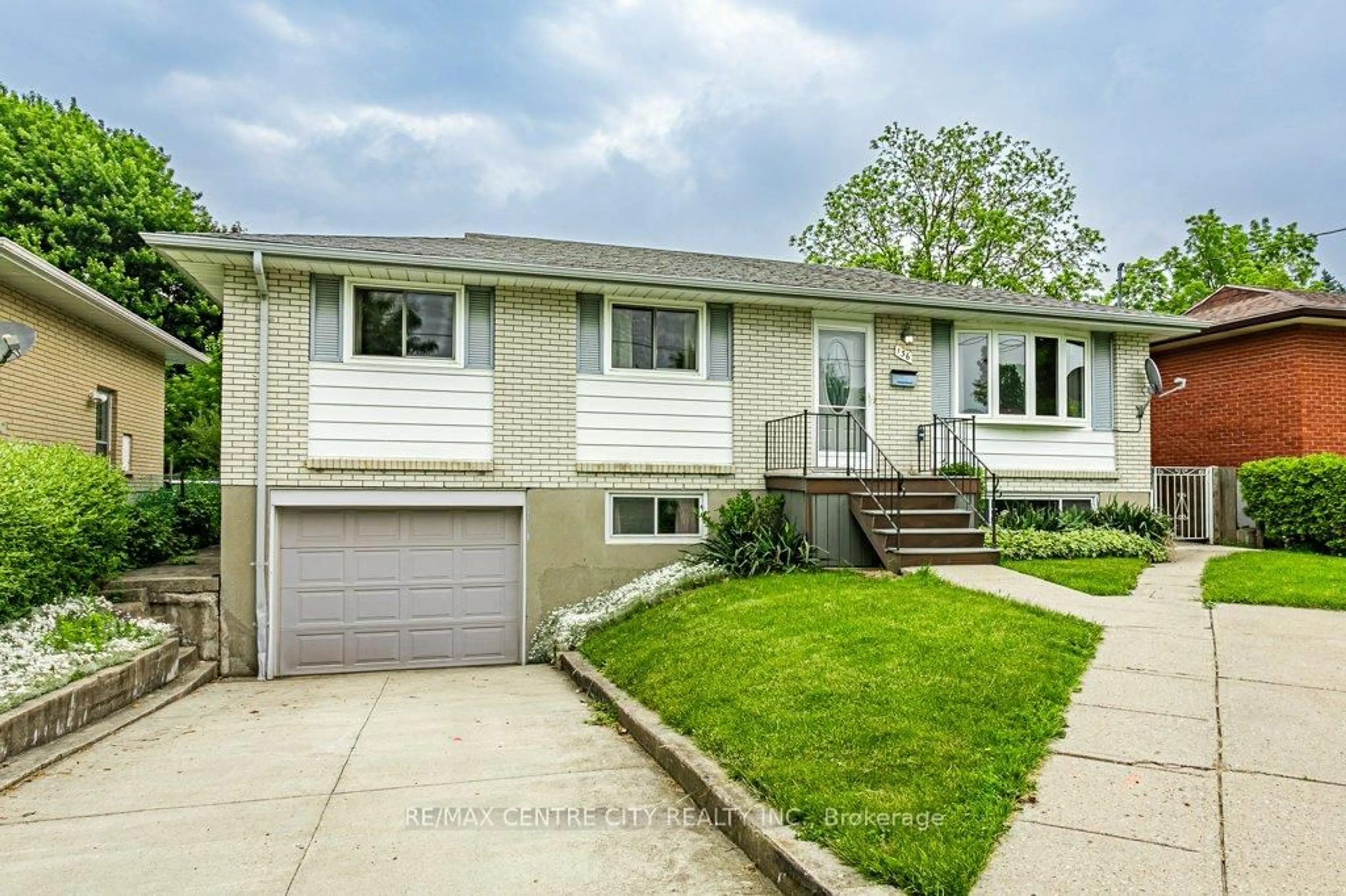 Home with vinyl exterior material, street for 136 Lyman St, London East Ontario N5Y 1M8