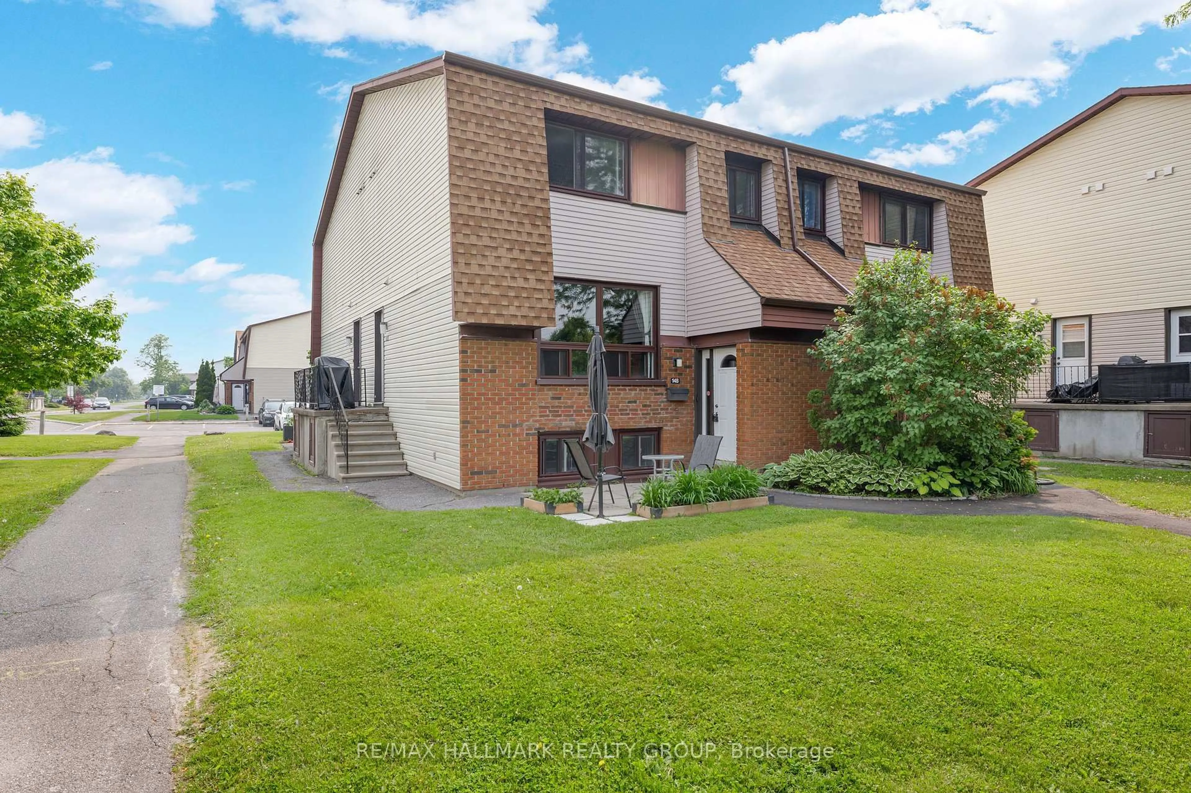 A pic from outside/outdoor area/front of a property/back of a property/a pic from drone, street for 14 Woodvale Green #B, Ottawa Ontario K2G 4G8