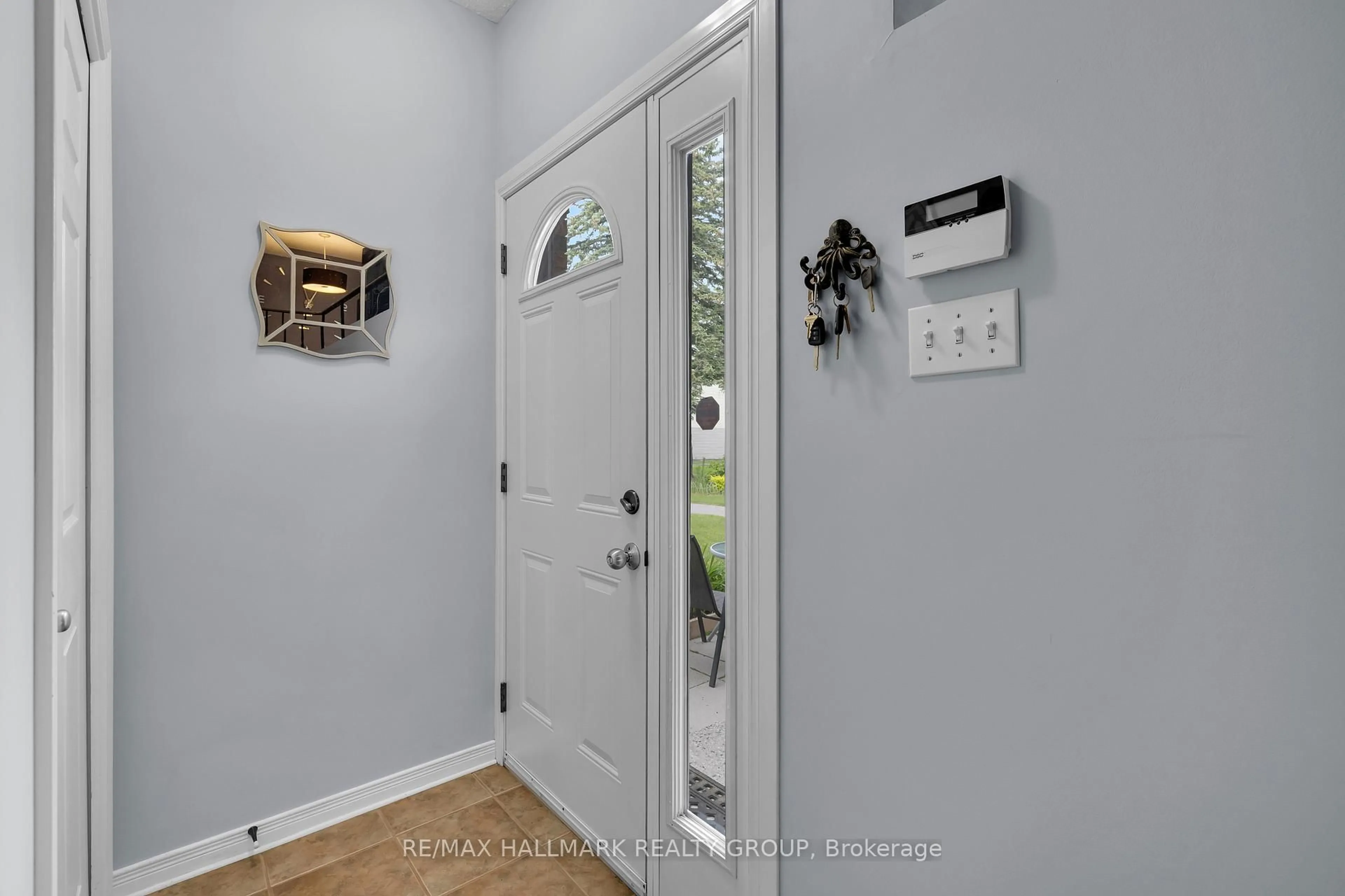 Indoor entryway for 14 Woodvale Green #B, Ottawa Ontario K2G 4G8