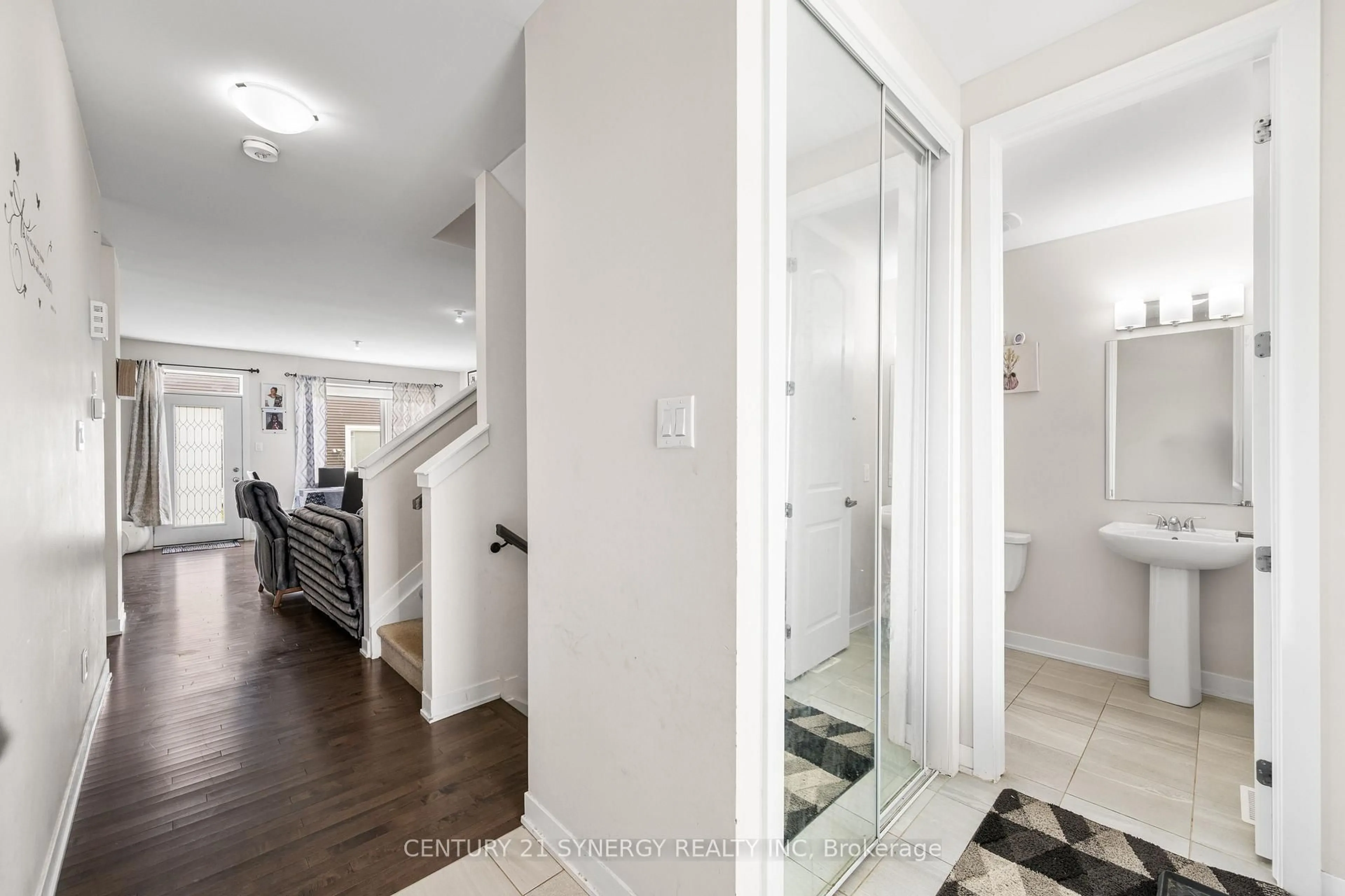 Indoor entryway for 617 Chillerton Dr, Ottawa Ontario K2J 6X8