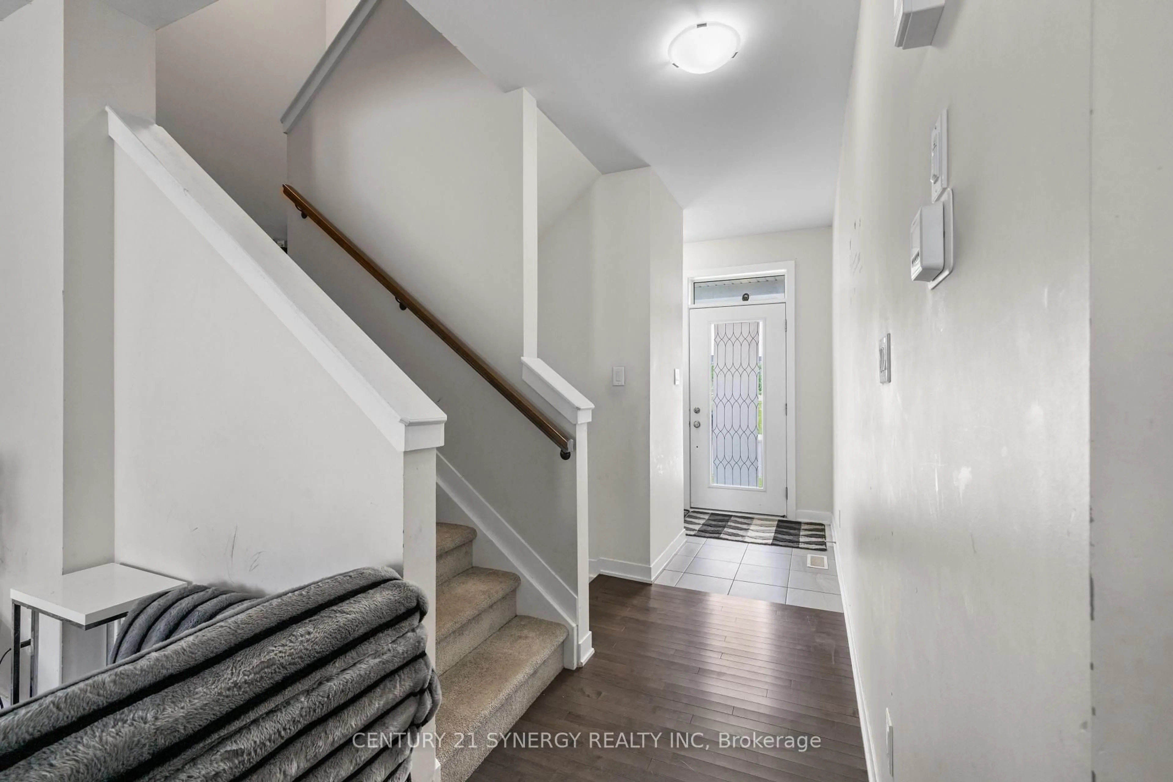 Indoor entryway for 617 Chillerton Dr, Ottawa Ontario K2J 6X8