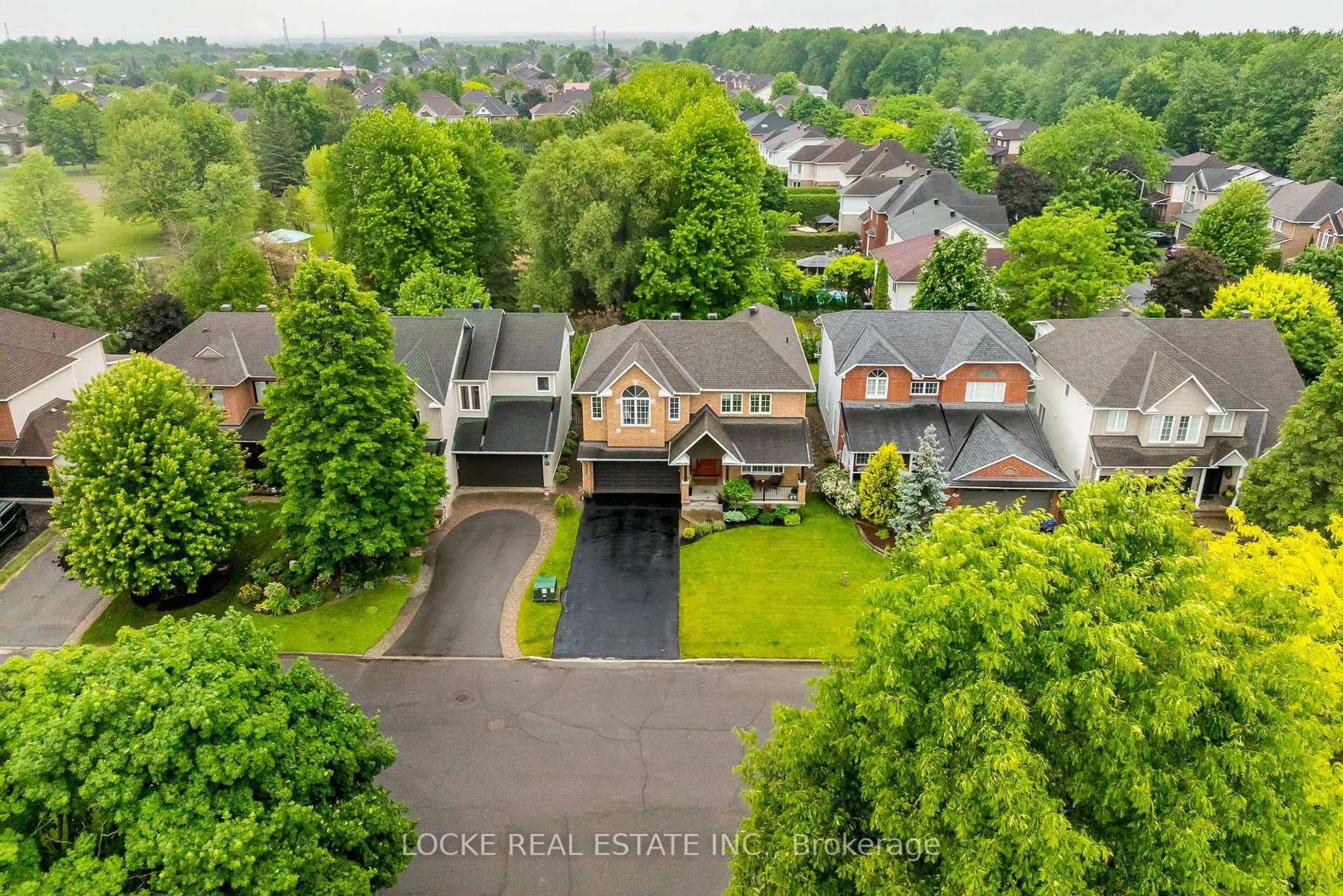 A pic from outside/outdoor area/front of a property/back of a property/a pic from drone, street for 5845 Gladewoods Pl, Ottawa Ontario K1W 1G6