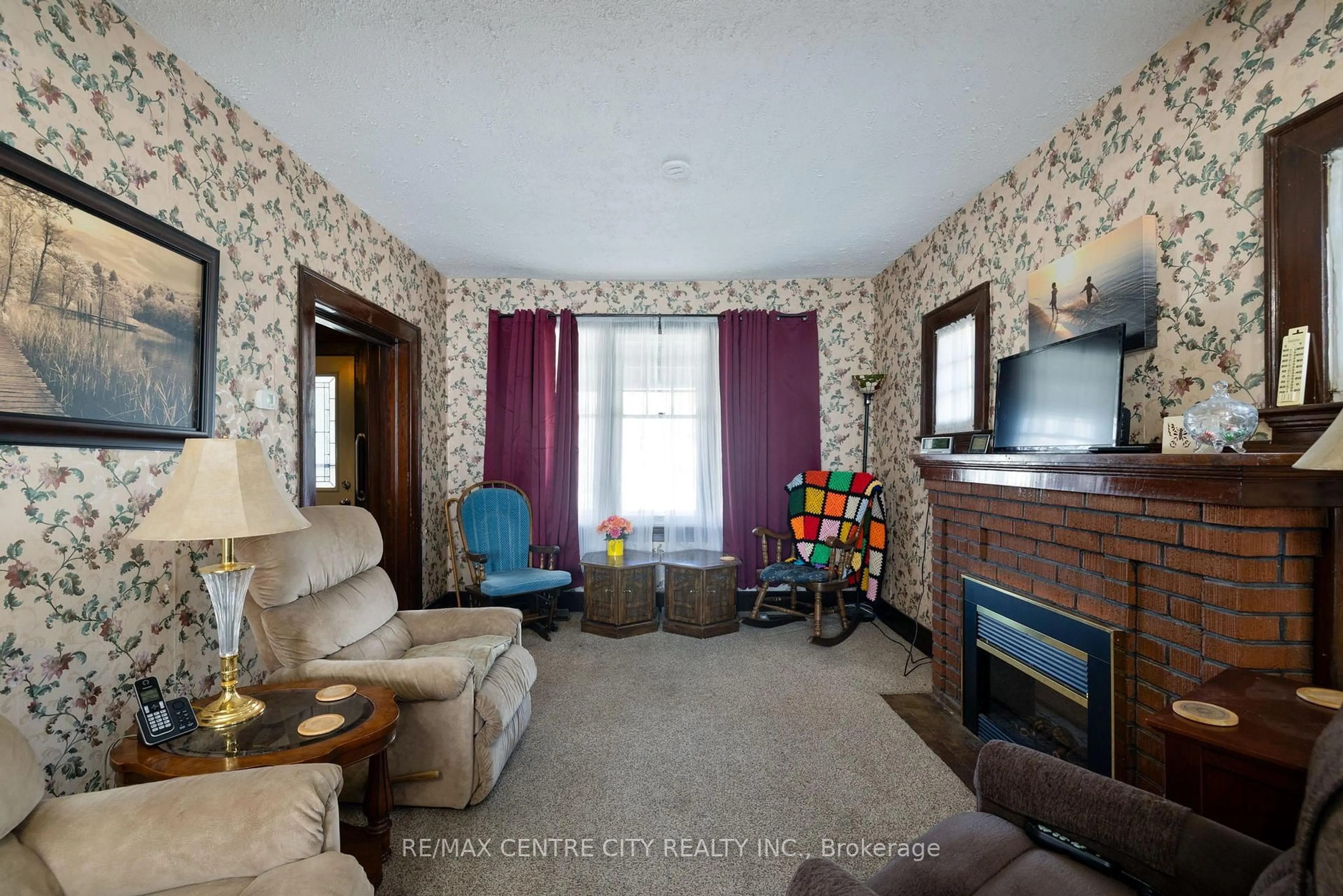 Living room with furniture, unknown for 14 James St, Strathroy-Caradoc Ontario N7G 1S5