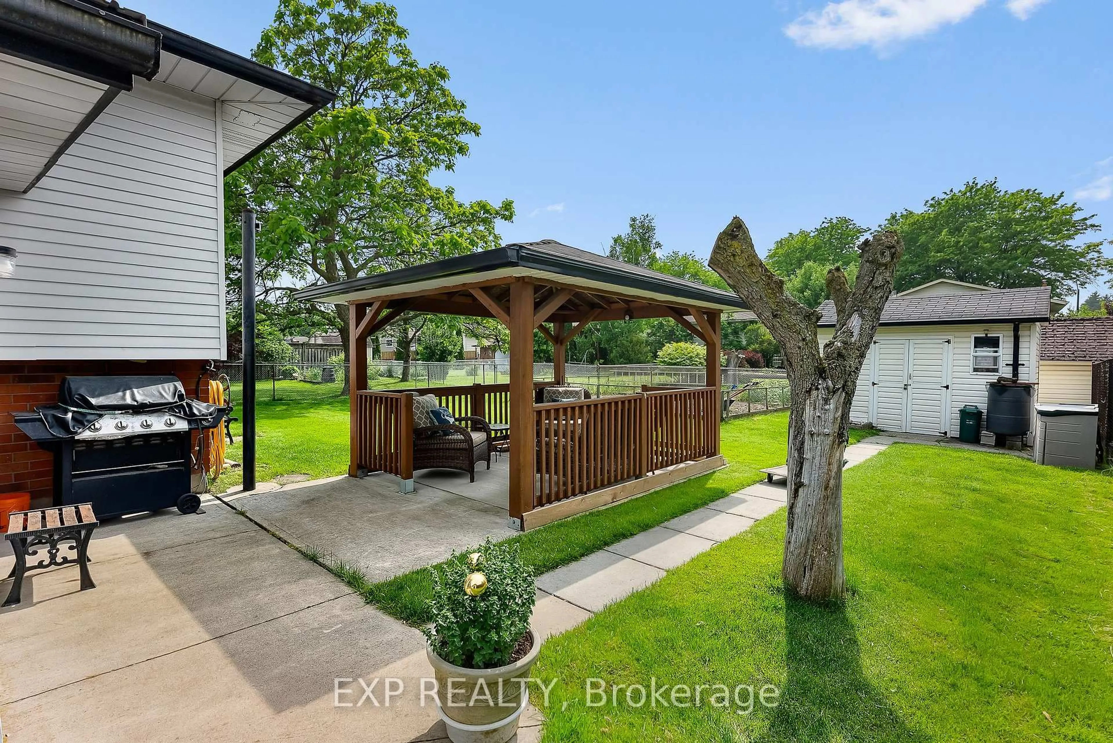 A pic from outside/outdoor area/front of a property/back of a property/a pic from drone, water/lake/river/ocean view for 6011 Pitton Rd, Niagara Falls Ontario L2H 1S2