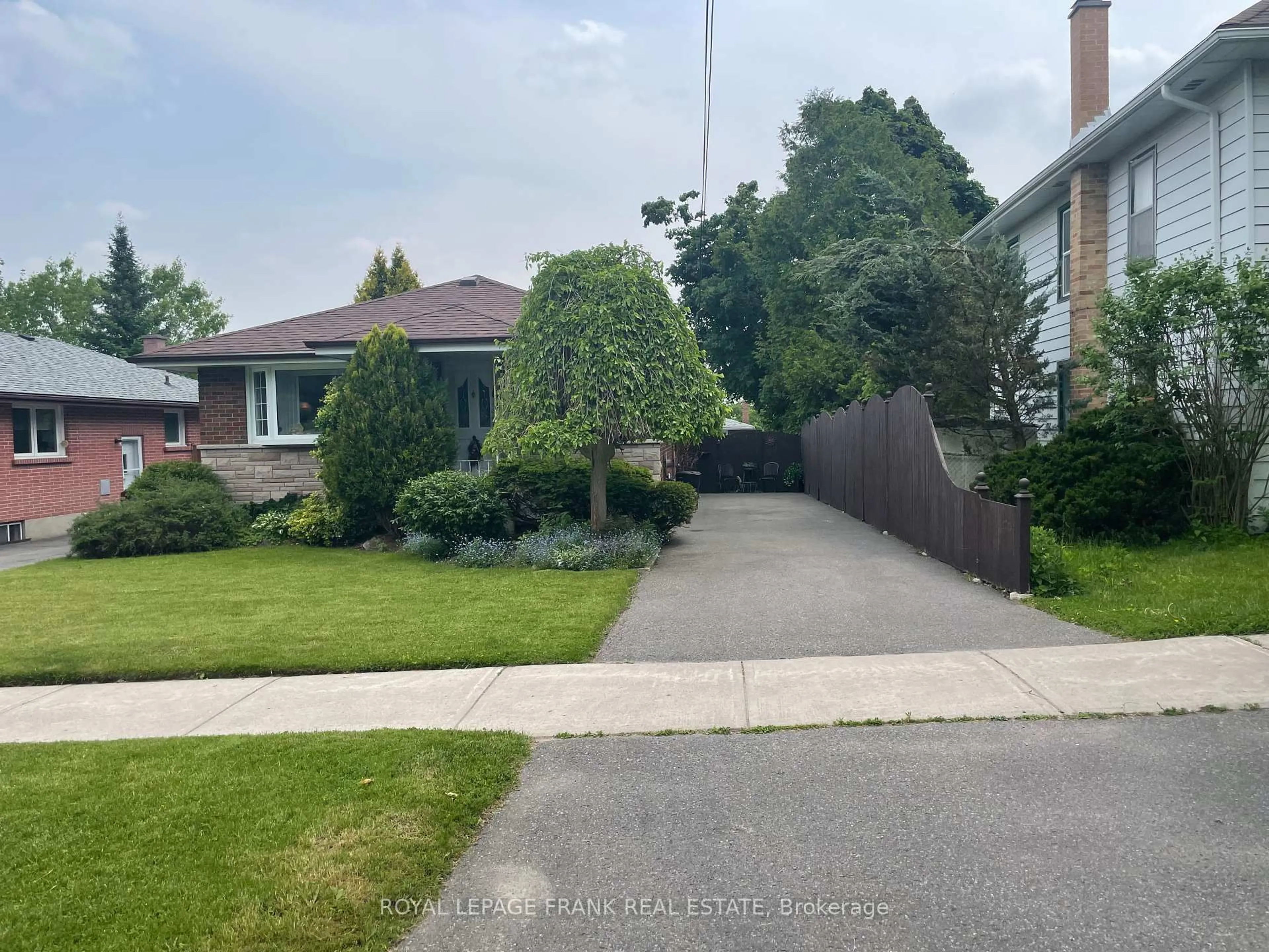 A pic from outside/outdoor area/front of a property/back of a property/a pic from drone, street for 385 Bellevue St, Peterborough North Ontario K9H 5G3